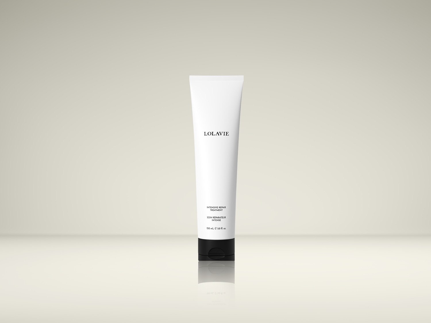 Tube blanc de 150 ml du traitement réparateur intensif LolaVie, avec bouchon noir, promettant un soin réparateur intense pour vos cheveux.