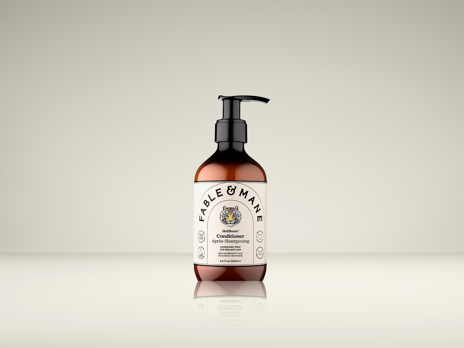Voici un revitalisant après-shampooing HoliRoots de Fable & Mane dans une bouteille brune avec une pompe noire, conçu pour nourrir et renforcer les cheveux.