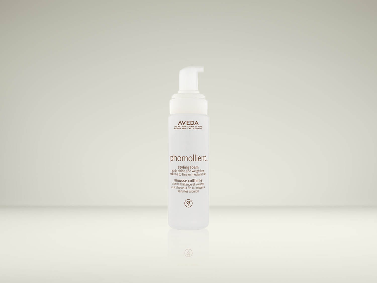 La mousse coiffante Phomollient d'Aveda, dans un flacon blanc avec une pompe, ajoute brillance et volume aux cheveux fins ou moyens sans les alourdir.