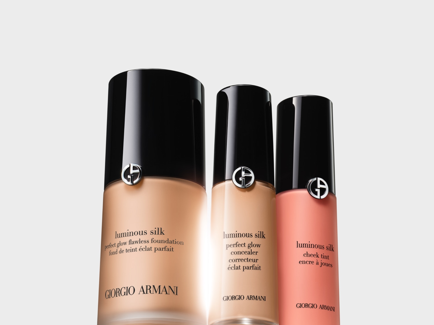 Entdecke die Giorgio Armani Luminous Silk Kollektion: Foundation für einen makellosen Teint, Concealer für einen strahlenden Look und Cheek Tint für frische Wangen.