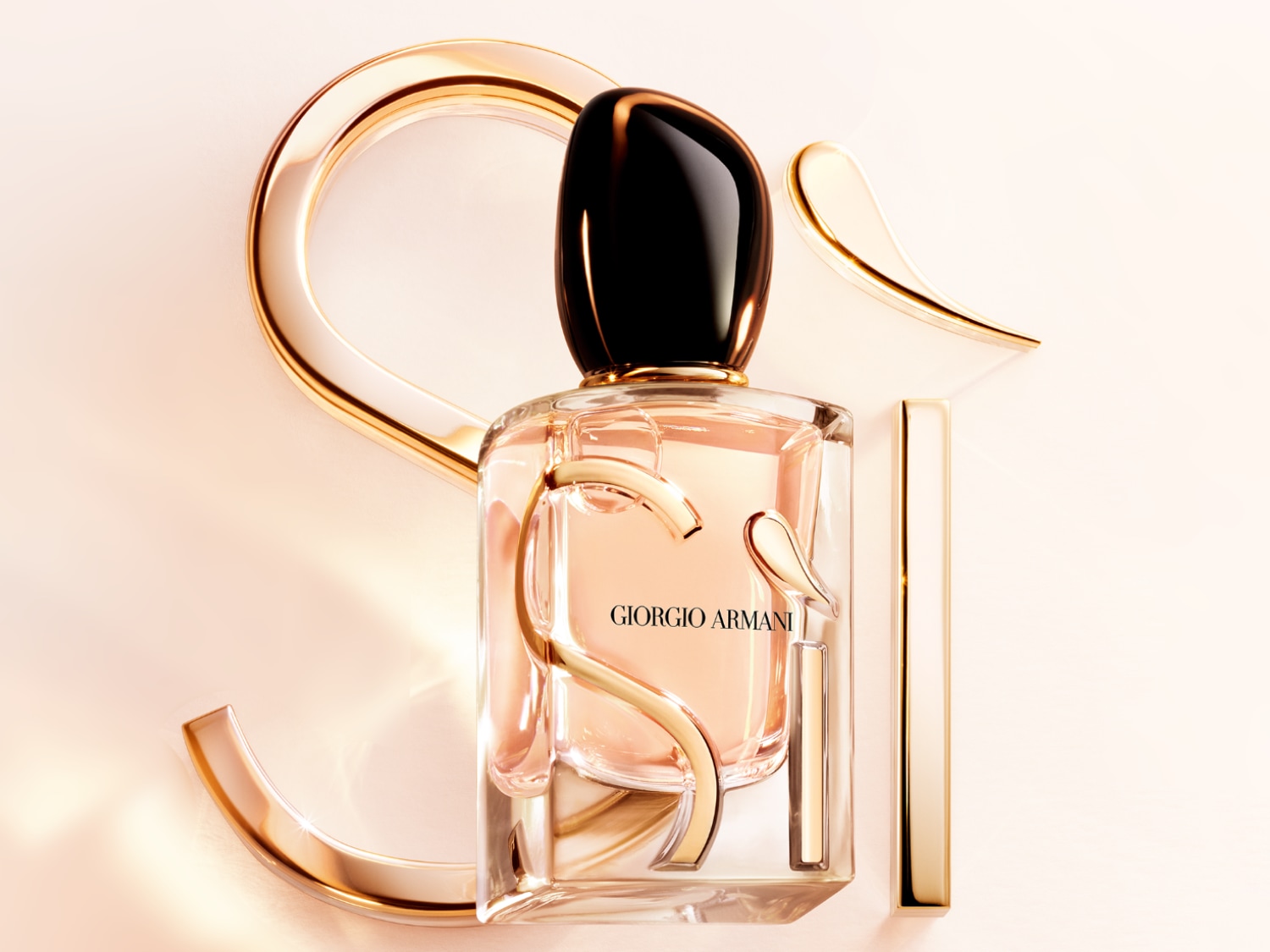 Entdecken Sie das elegante Giorgio Armani Sì Eau de Parfum, präsentiert in einem klaren Flakon mit goldenen Akzenten.