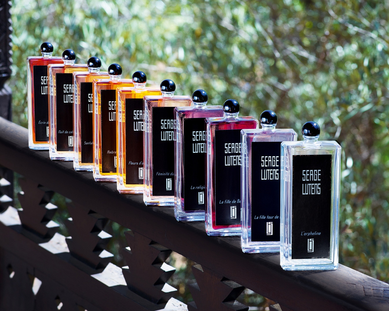 Découvrez la collection de parfums Serge Lutens, chacun dans un flacon en verre transparent avec une étiquette noire élégante, offrant une palette de fragrances allant de Écrin de Nuit à L'orpheline.