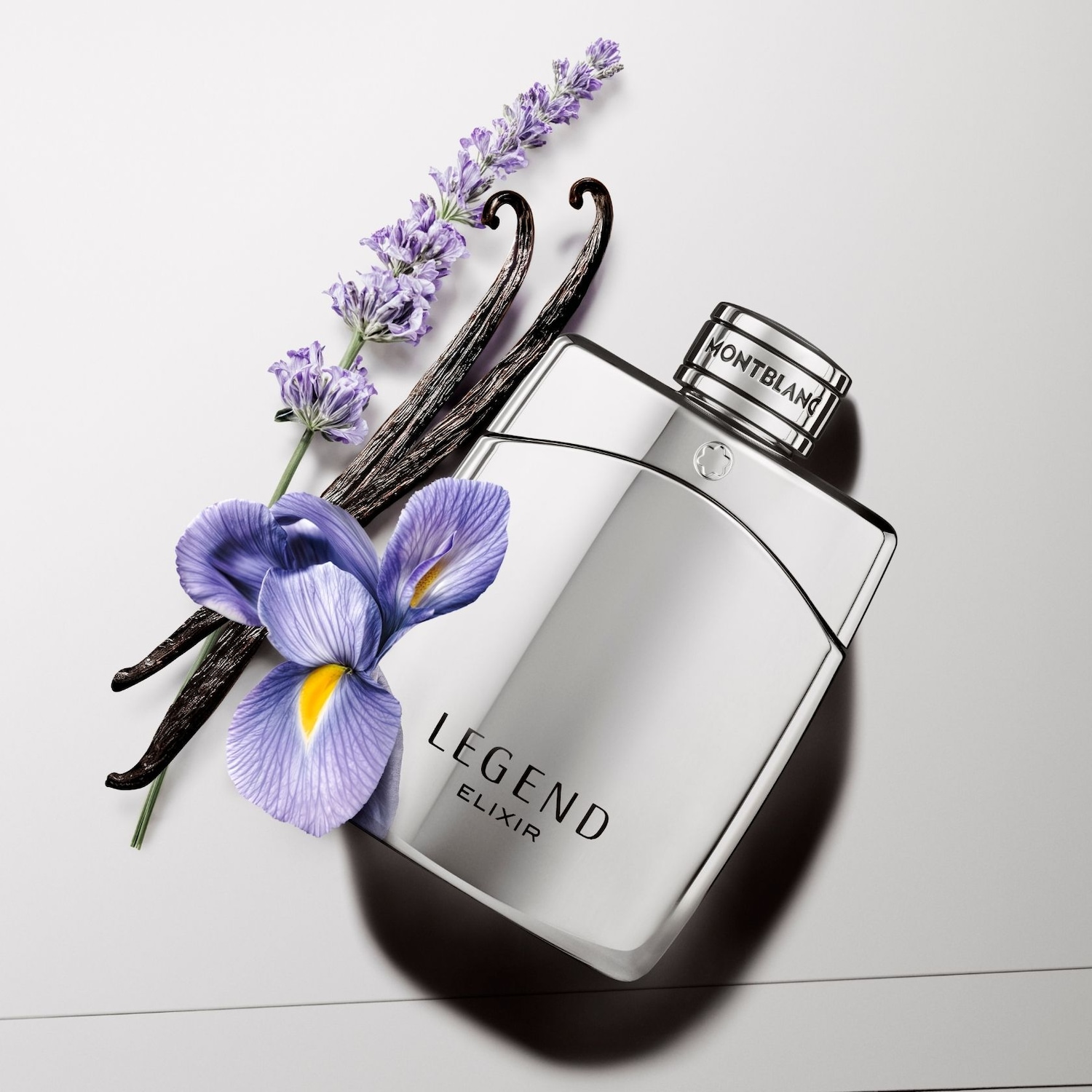 Découvrez le parfum Montblanc Legend Elixir dans son flacon argenté, accompagné de lavande, de vanille et d'iris pour une expérience olfactive unique.