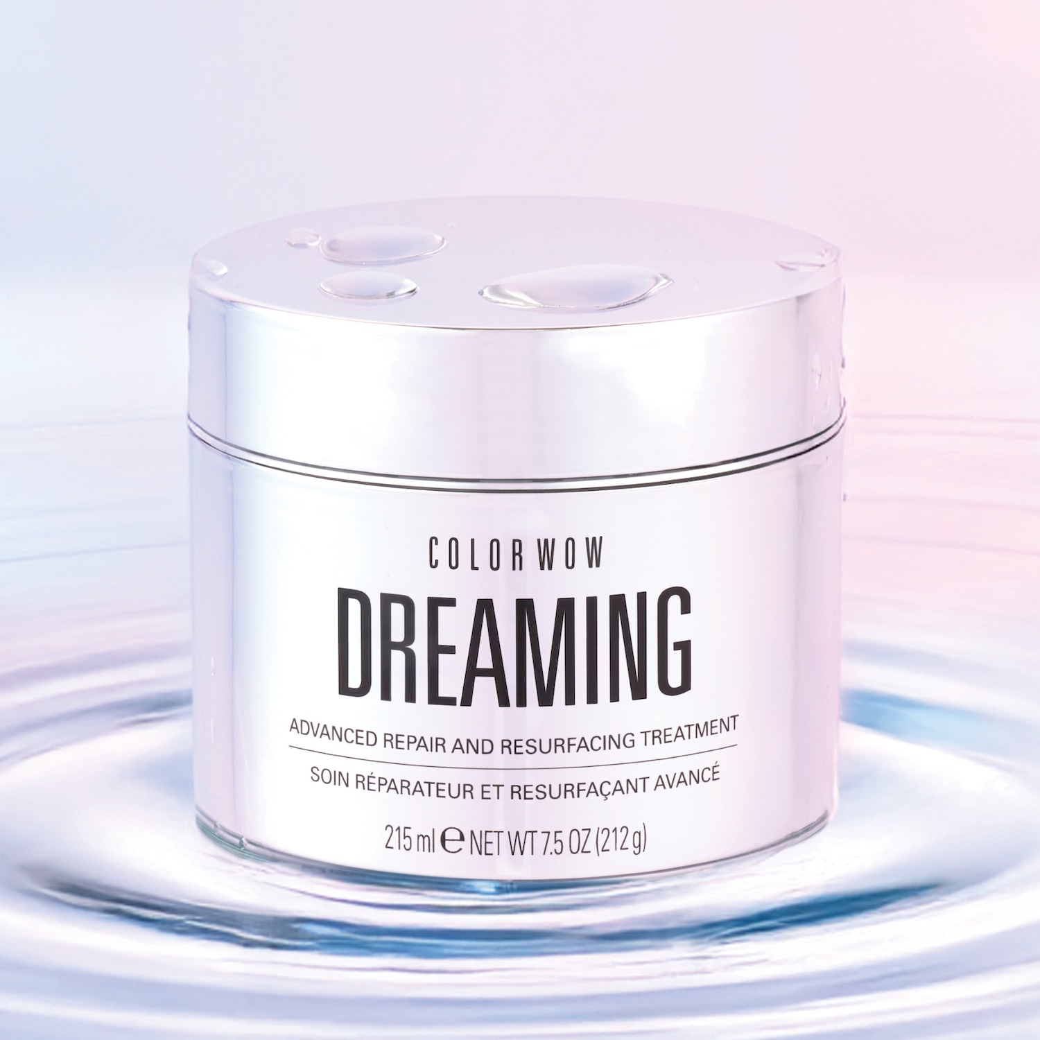 De Color Wow Dreaming Advanced Repair and Resurfacing Treatment in een zilveren pot met waterdruppels erop, ideaal voor het herstellen en vernieuwen van je haar.