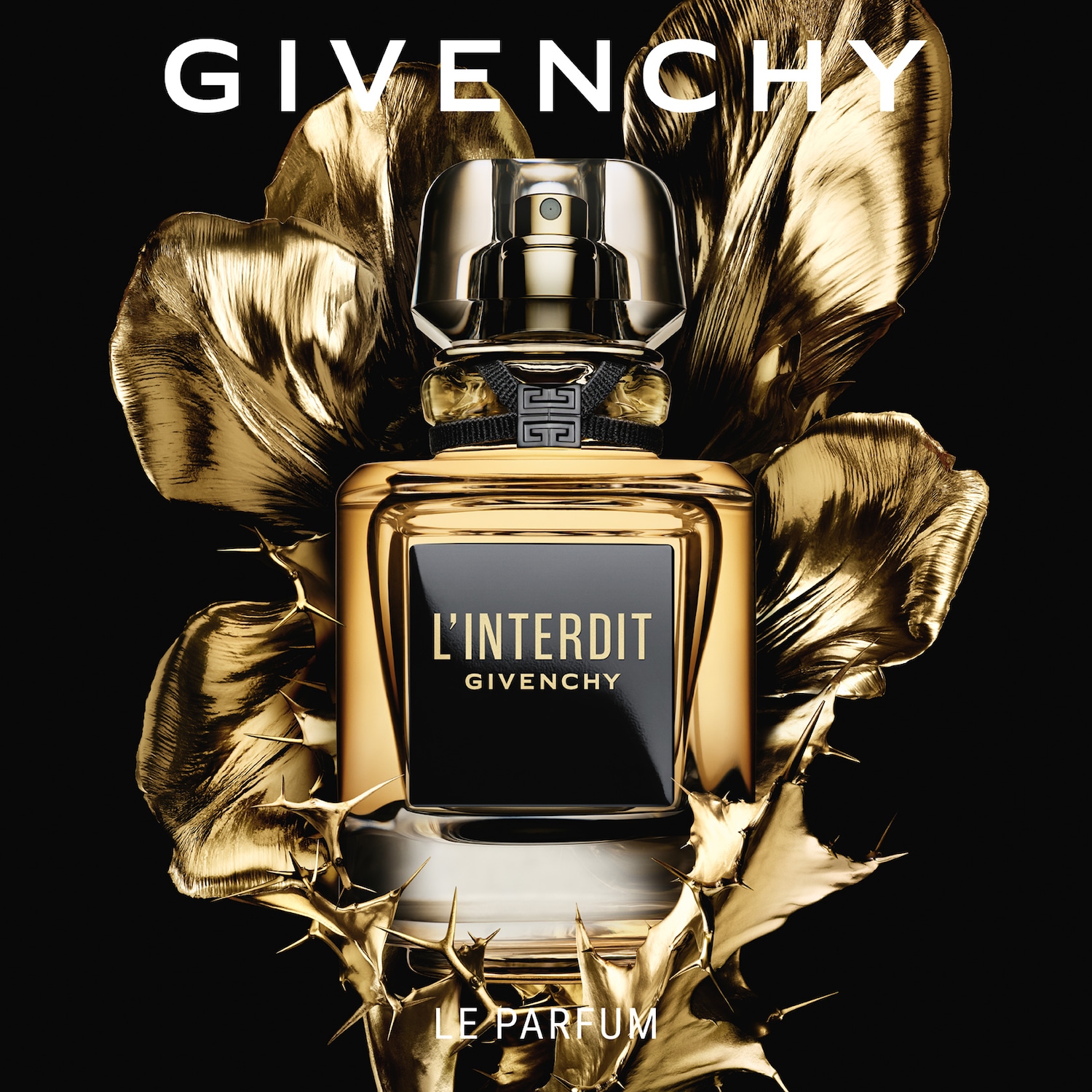 Gouden L'Interdit parfumfles van Givenchy, omringd door gouden bladeren en stekels tegen een zwarte achtergrond.