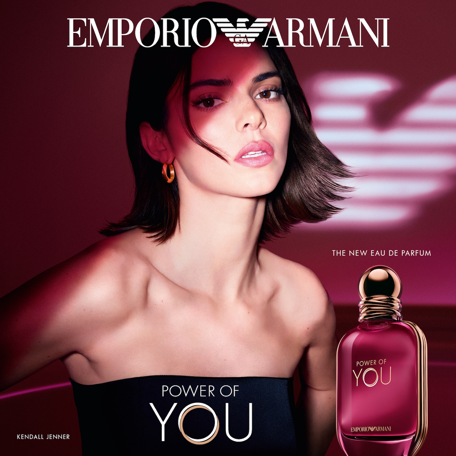 Kendall Jenner schittert voor Emporio Armani's nieuwe Eau de Parfum, Power of You, gepresenteerd in een elegante, roze flacon met gouden accenten.