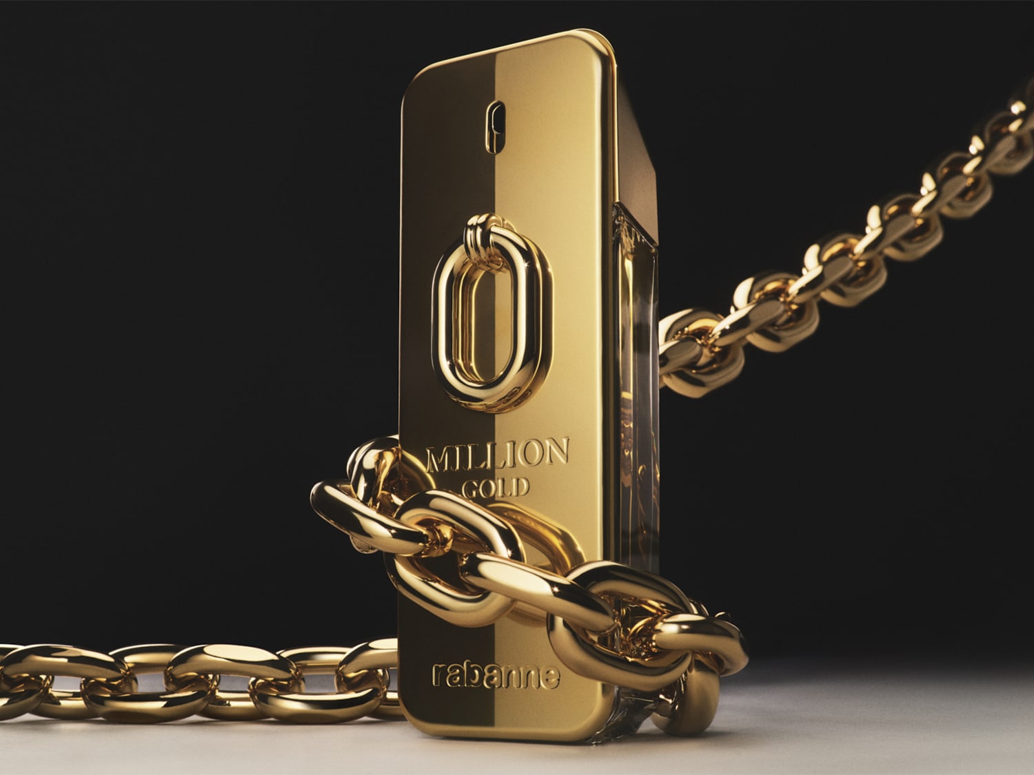 Découvrez le parfum Million Gold de Rabanne, un parfum luxueux présenté dans un flacon doré, orné d'une chaîne dorée.