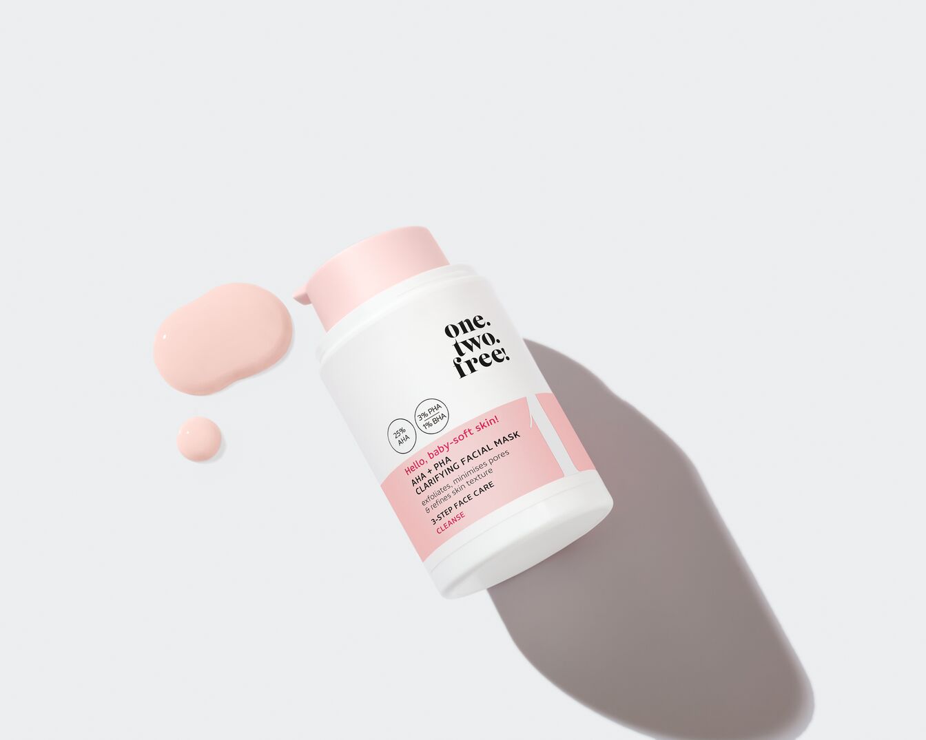 De One.Two.Free! Clarifying Facial Mask met AHA en PHA exfolieert, minimaliseert poriën en verfijnt de huidtextuur, voor een babyzachte huid.
