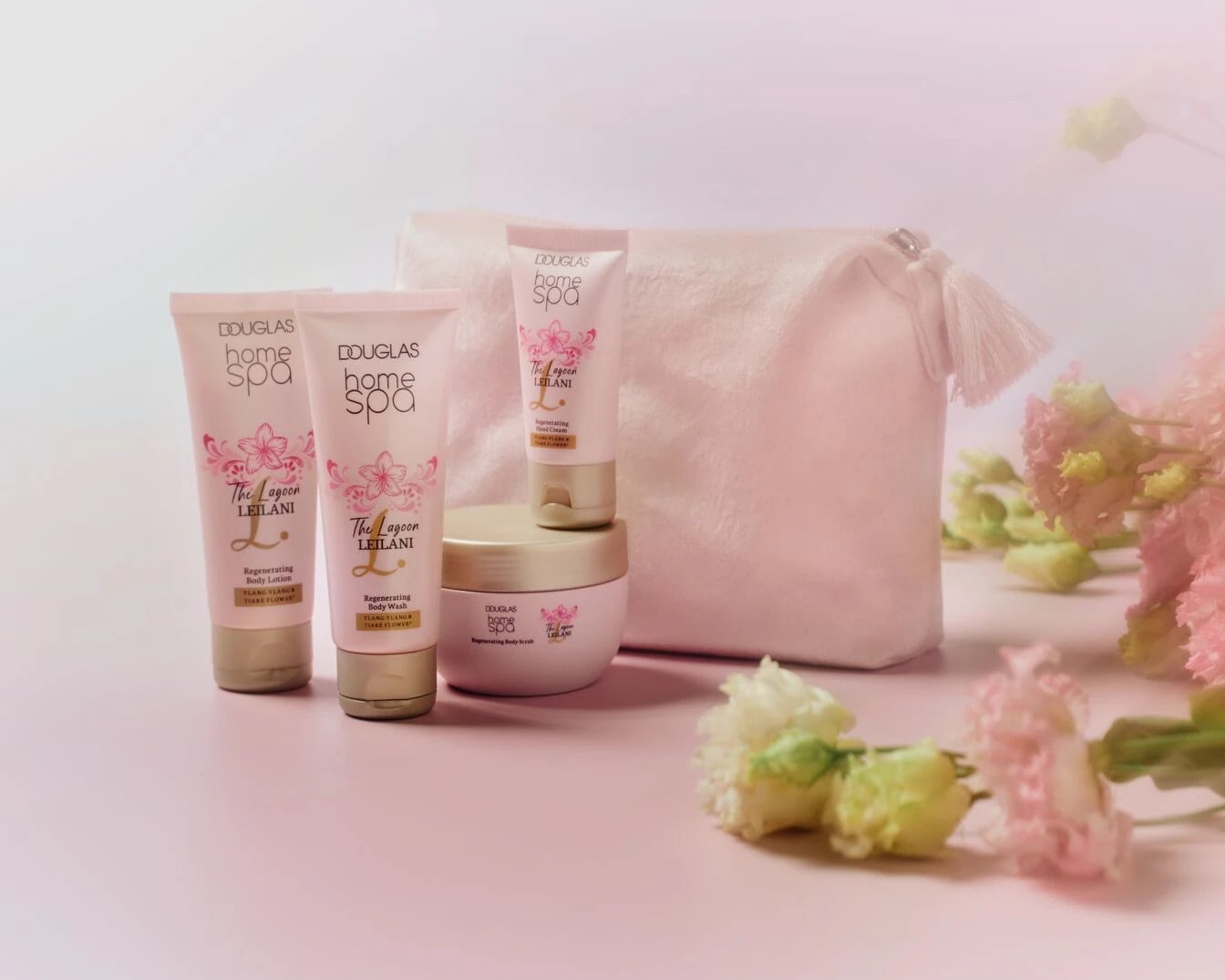 Douglas Home Spa Set mit rosa Tasche, Lotion, Duschgel, Handcreme und Körperpeeling, verziert mit Blumen.