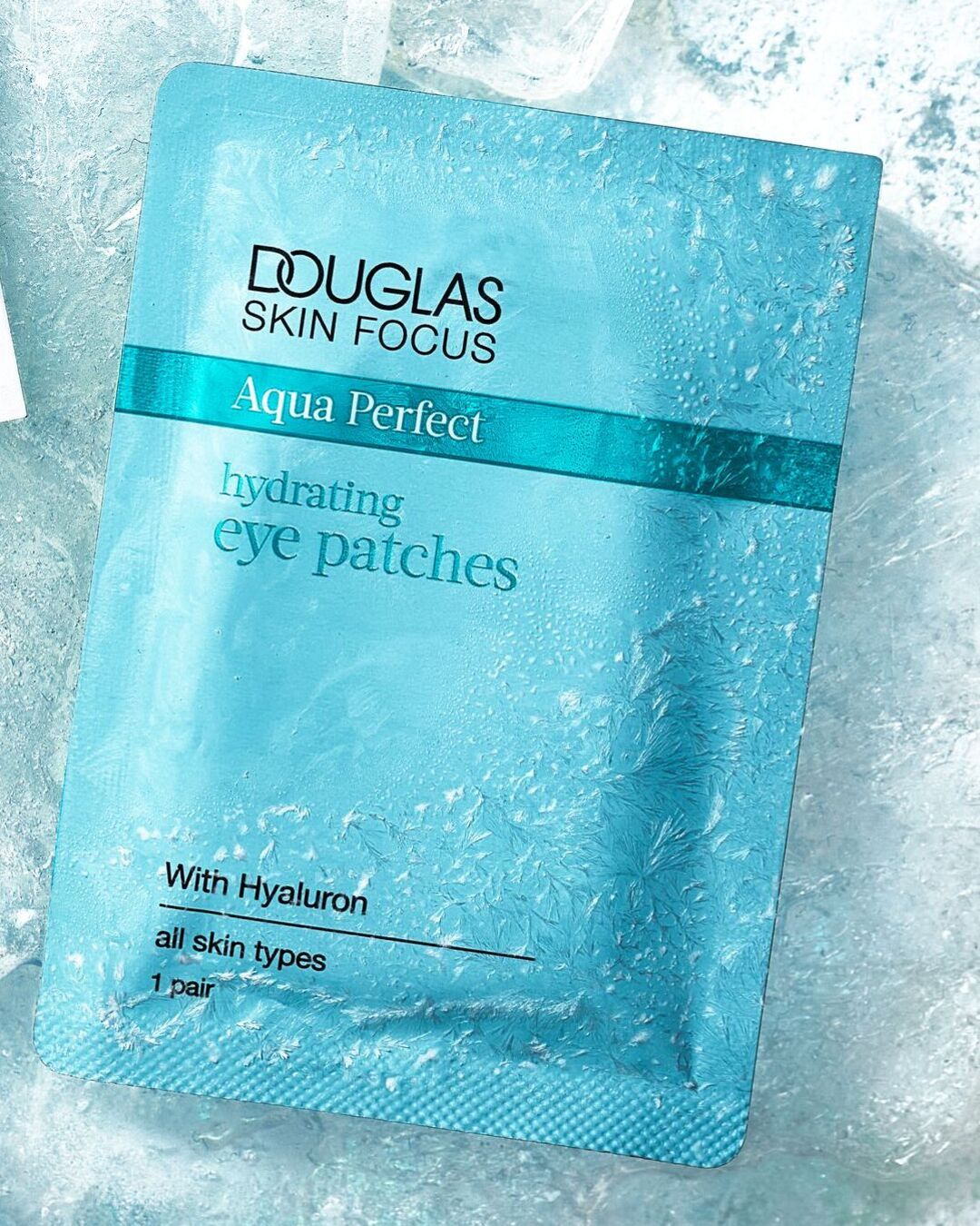 Mėlynos spalvos „Douglas Skin Focus Aqua Perfect“ drėkinamųjų paakių kaukių pakuotė su hialuronu, skirta visų tipų odai.