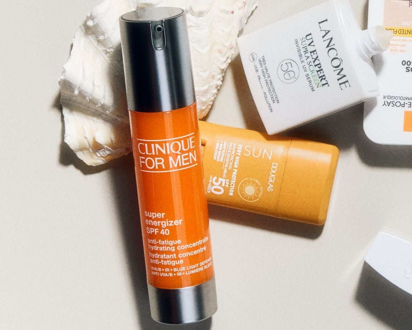 Ochrana pred slnkom pre mužov: Clinique for Men Super Energizer SPF 40, Lancôme UV Expert Supra Screen Invisible UV Serum SPF 50 a Douglas Sun Very High Protection SPF 50.