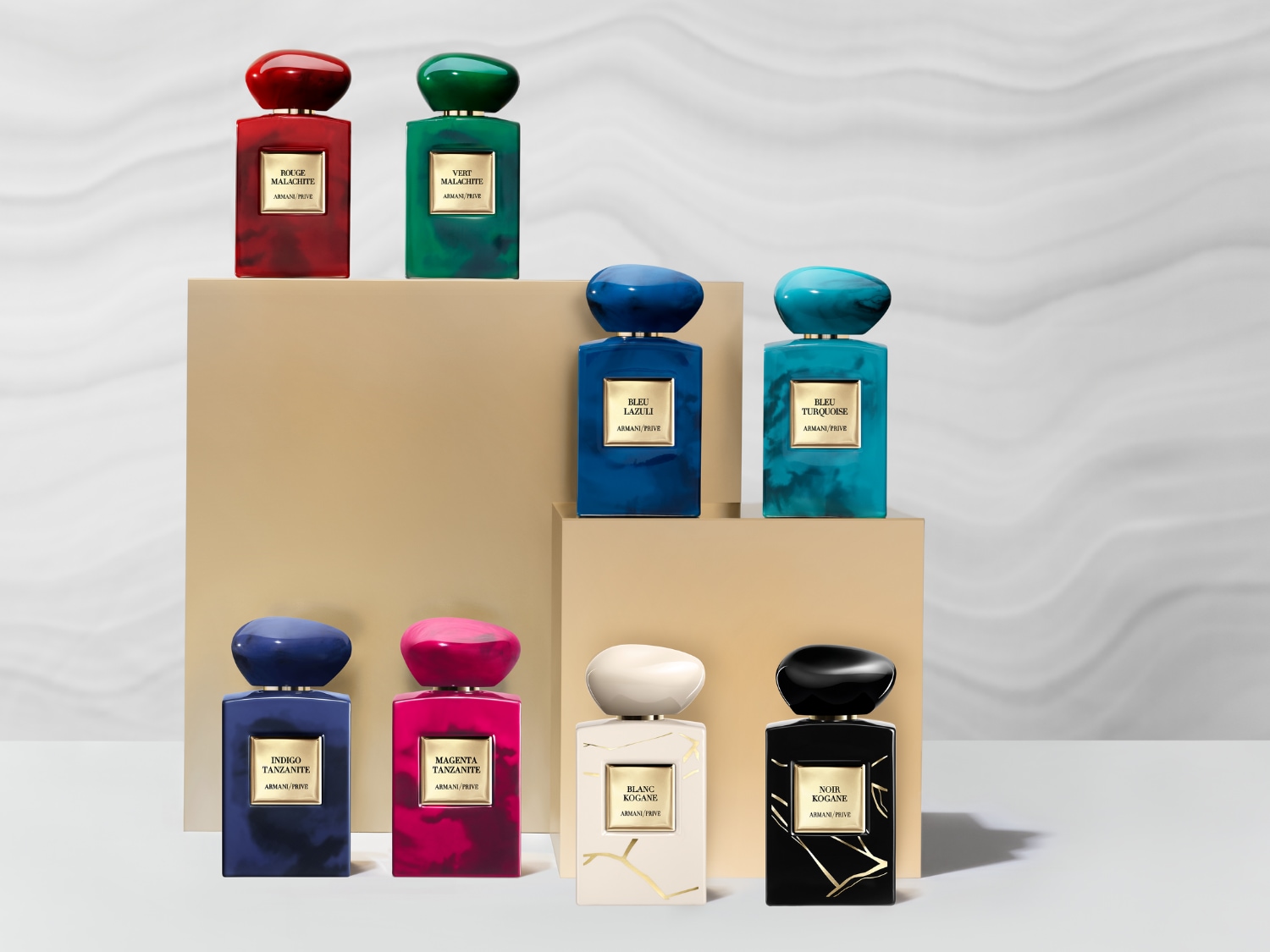 A Armani/Privé parfümök színes kollekciója látható, köztük a Rouge Malachite, Vert Malachite, Bleu Lazuli, Bleu Turquoise, Indigo Tanzanite, Magenta Tanzanite, Blanc Kogane és Noir Kogane.