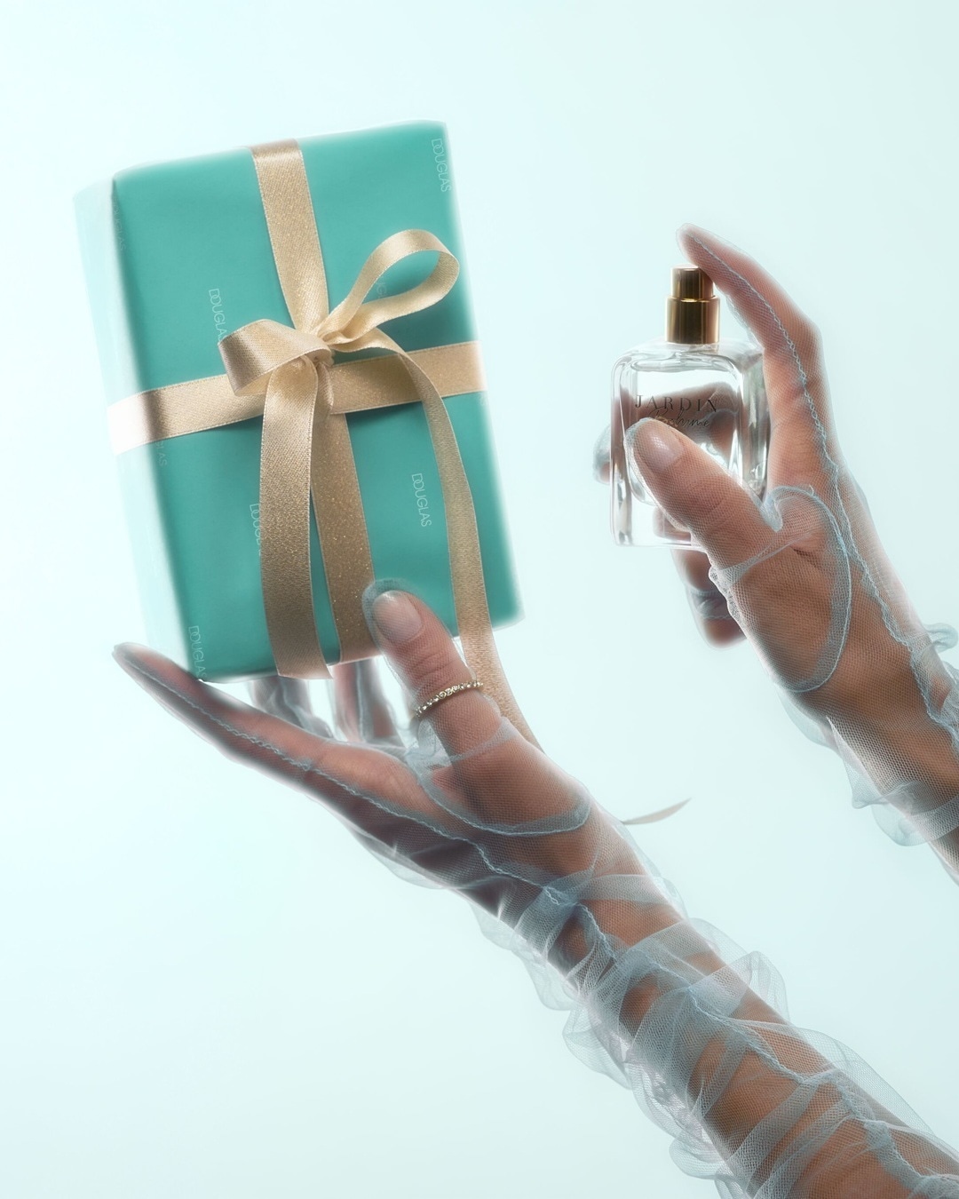 Ein hellblaues, gewundenes Band liegt auf einem hellen Untergrund und wirft einen Schatten.