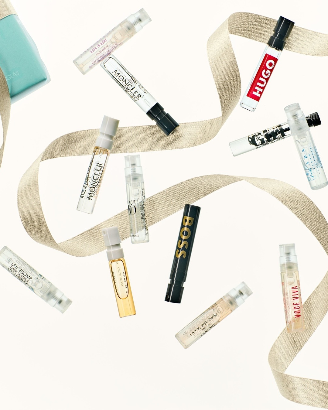 Ein hellblaues, glänzendes Band schlängelt sich elegant auf einem hellen Untergrund und wirft sanfte Schatten.