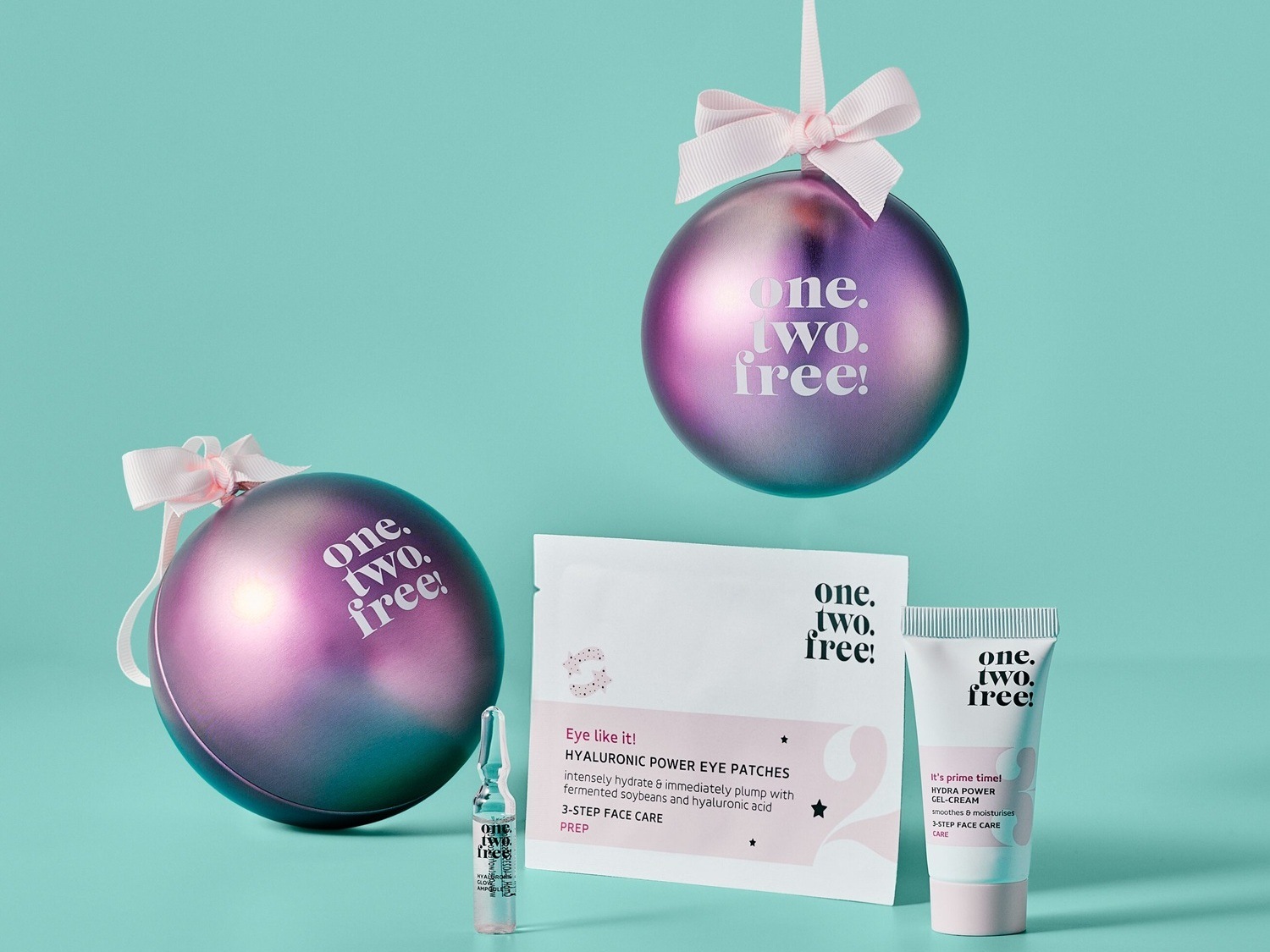 Entdecke das Acqua di Gio Profondo Geschenkset in einer roten Geschenkbox und das Black Opium Set in einer weißen Geschenkbox, perfekt für die Feiertage.