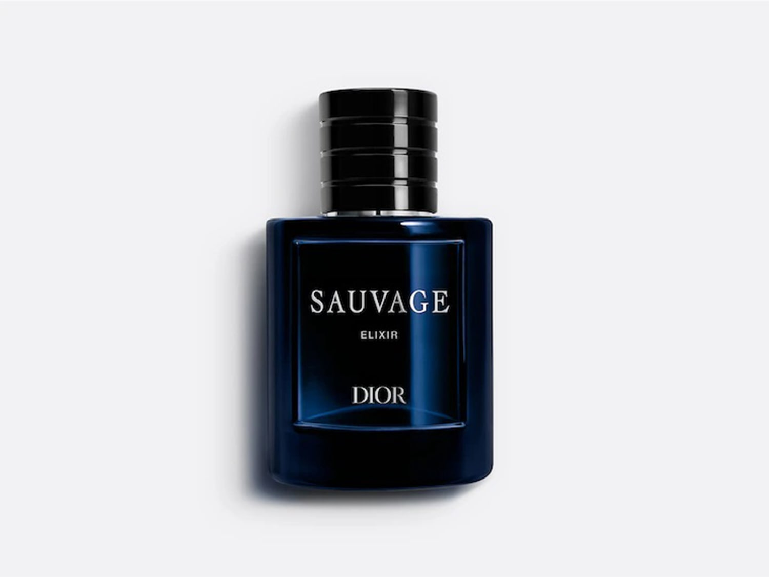 Ecco il profumo Dior Sauvage Elixir, presentato in un'elegante bottiglia blu scuro con il nome del profumo in bianco.