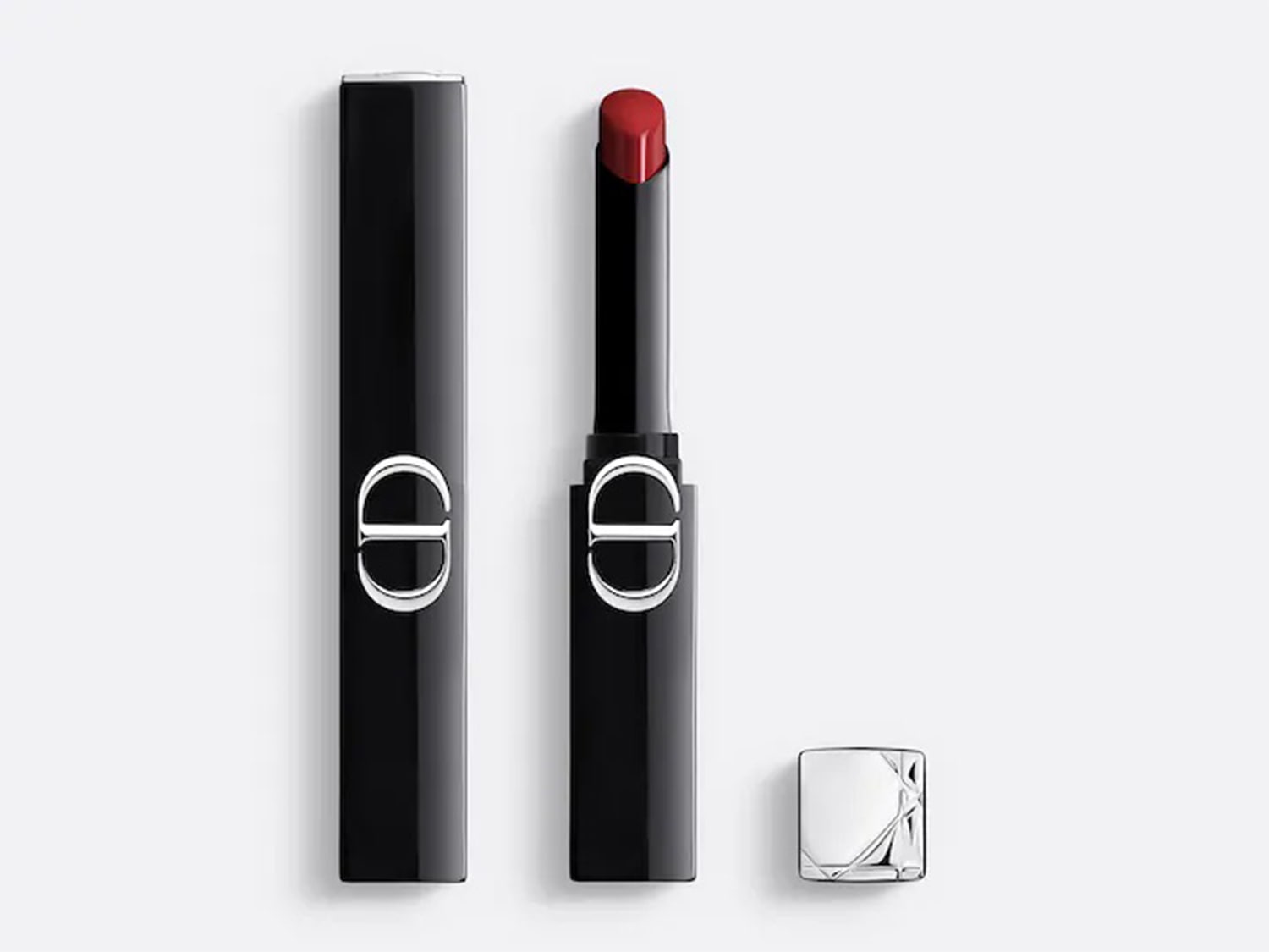 Rossetto Dior in elegante confezione nera con logo CD in argento, aperto per mostrare la tonalità rosso intenso.