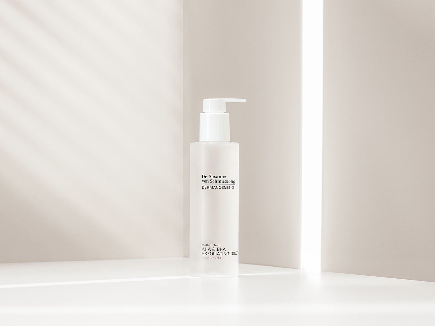 Een witte fles Dr. Susanne von Schmiedeberg DERMACOSMETICS Multi-Effect AHA & BHA Exfoliërende Toner staat op een witte ondergrond.