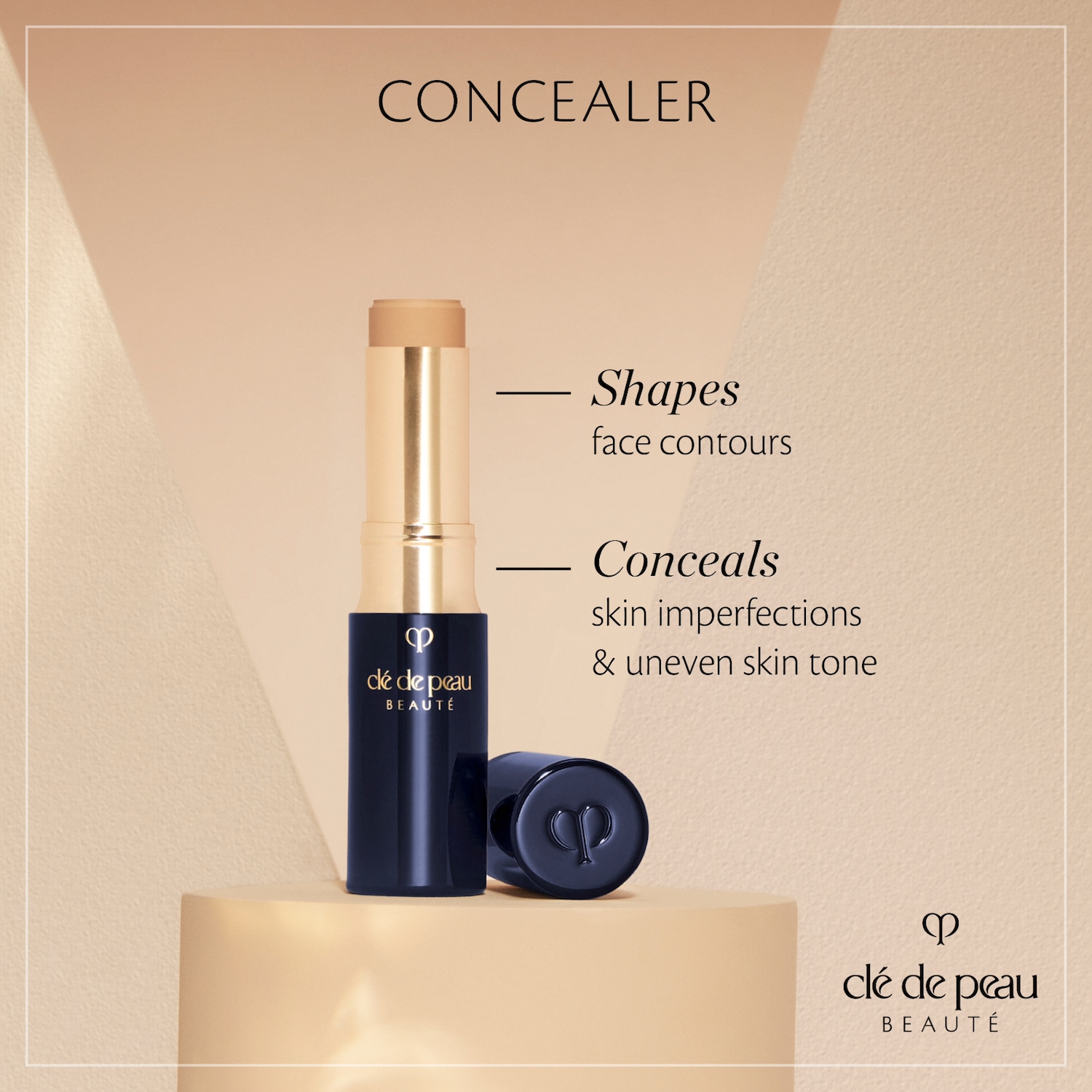 Ce correcteur en stick Clé de Peau Beauté, avec son emballage bleu marine et doré, façonne les contours du visage et camoufle les imperfections pour un teint uniforme.