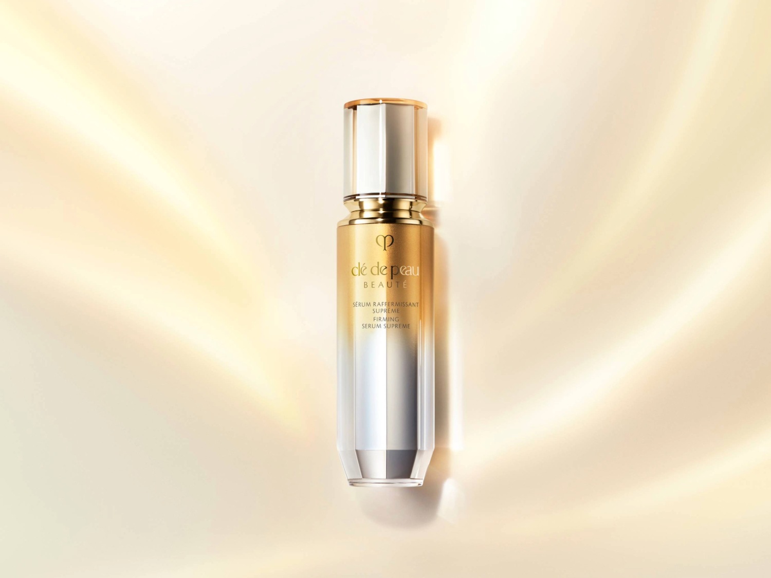 Découvrez le Sérum Raffermissant Suprême de Clé de Peau Beauté, un élixir de jeunesse dans un flacon élégant aux tons or et argent.