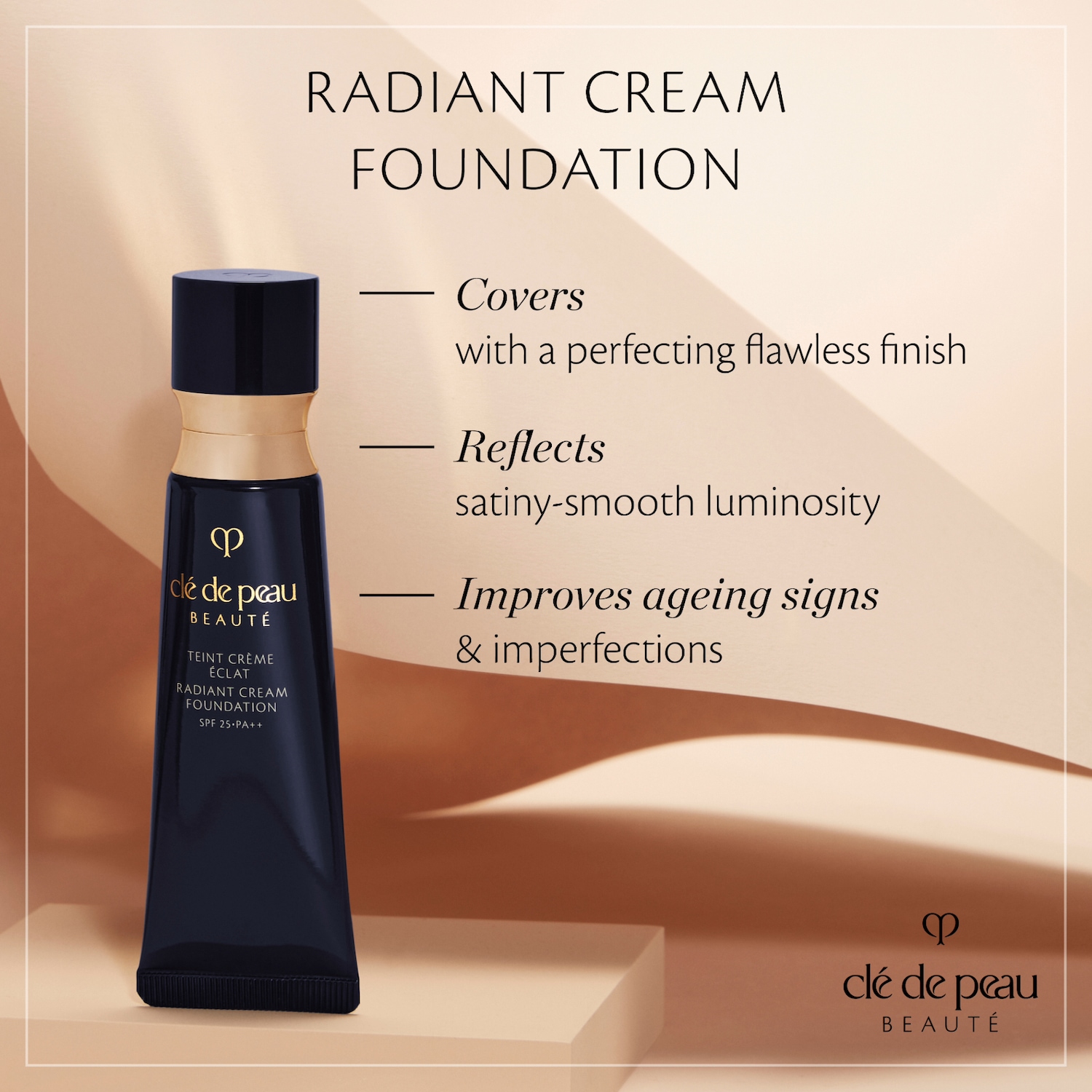 Le fond de teint crème éclat de Clé de Peau couvre pour un fini impeccable, reflète une luminosité satinée et améliore les signes de l'âge et les imperfections.
