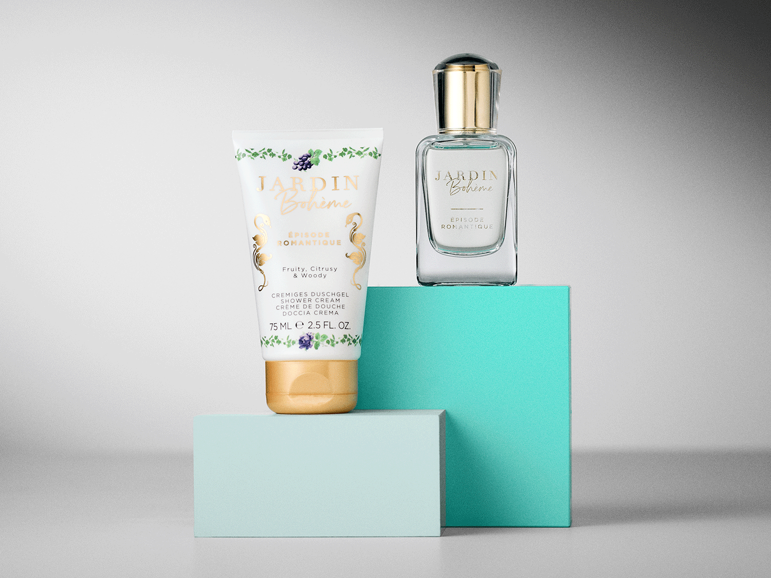 Scopri Jardin Bohème Episode Romantique: un gel doccia cremoso e un profumo fruttato, agrumato e legnoso in confezioni bianche e oro.