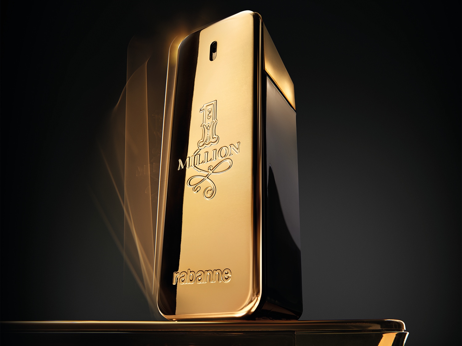 Der goldene Flakon von 1 Million von Rabanne, ein luxuriöser Herrenduft, der mit seinem eleganten Design und dem eingravierten Logo ins Auge fällt.