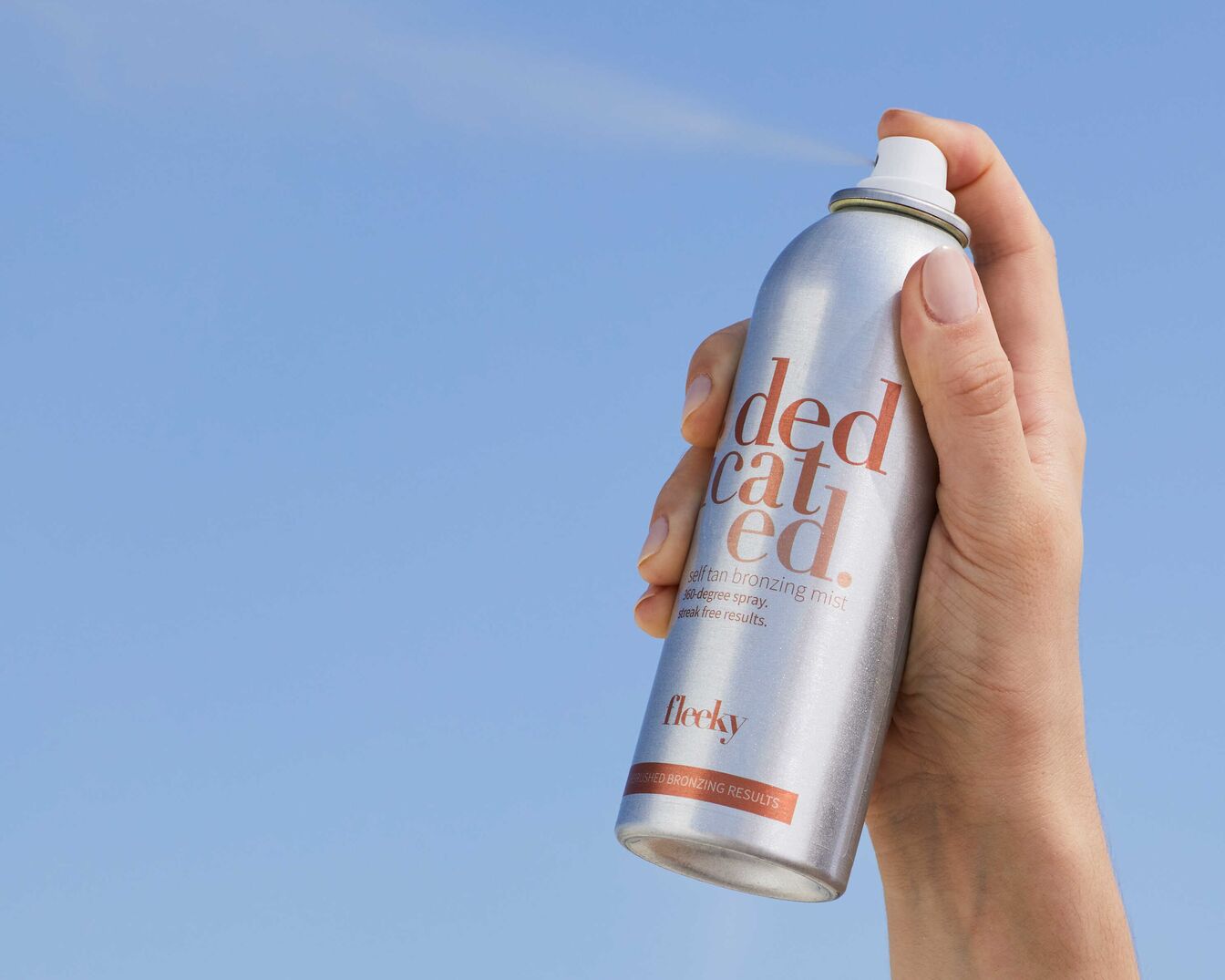 Voici un spray bronzant Fleeky dans un emballage argenté, promettant un bronzage uniforme à 360 degrés pour un éclat ensoleillé sans traces.