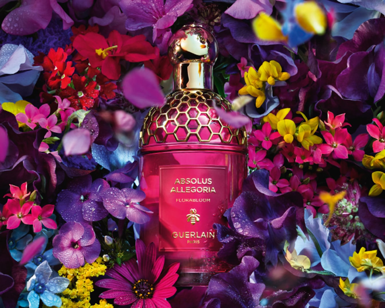 Guerlain Aqua Allegoria Rosa Verde parfum, omringd door roze bloemen en komkommerschijfjes in water, biedt een frisse en bloemige geur.