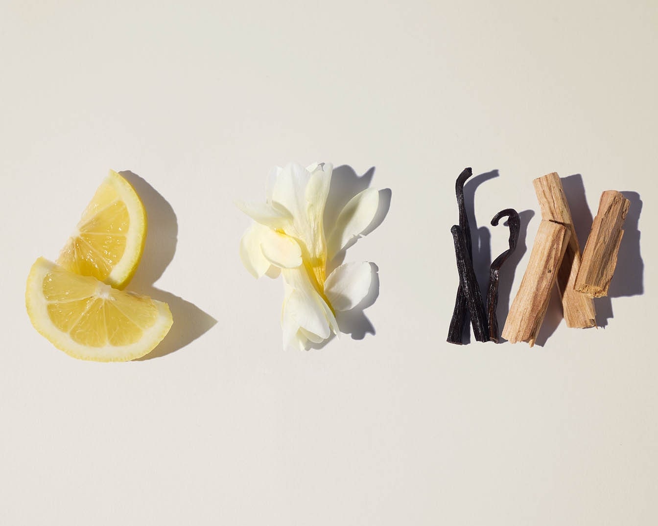 De geur is een mix van citroen, witte bloemen, vanille en sandelhout.