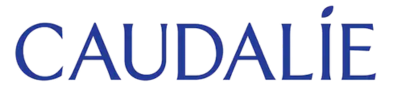 Niebieski napis CAUDALIE na czarnym tle.