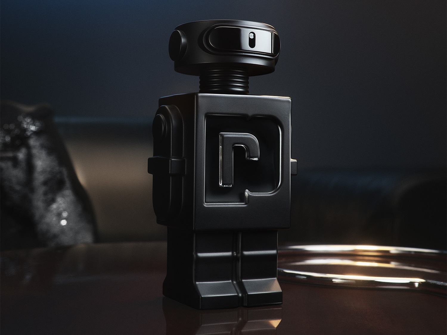 Le flacon de parfum noir en forme de robot présente un design moderne et élégant.
