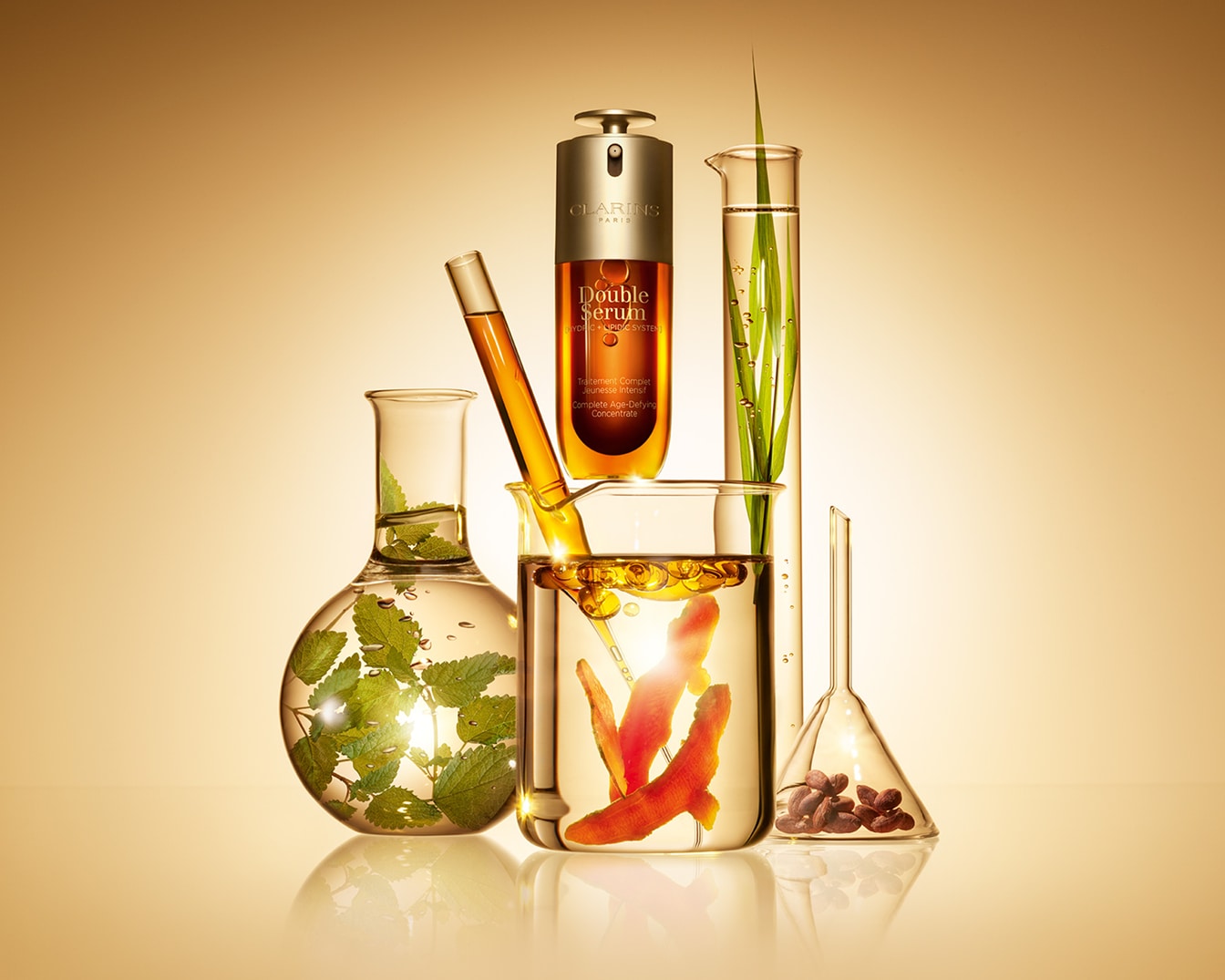 Découvrez le Double Sérum de Clarins, un concentré anti-âge complet présenté avec des ingrédients naturels dans des verreries de laboratoire.