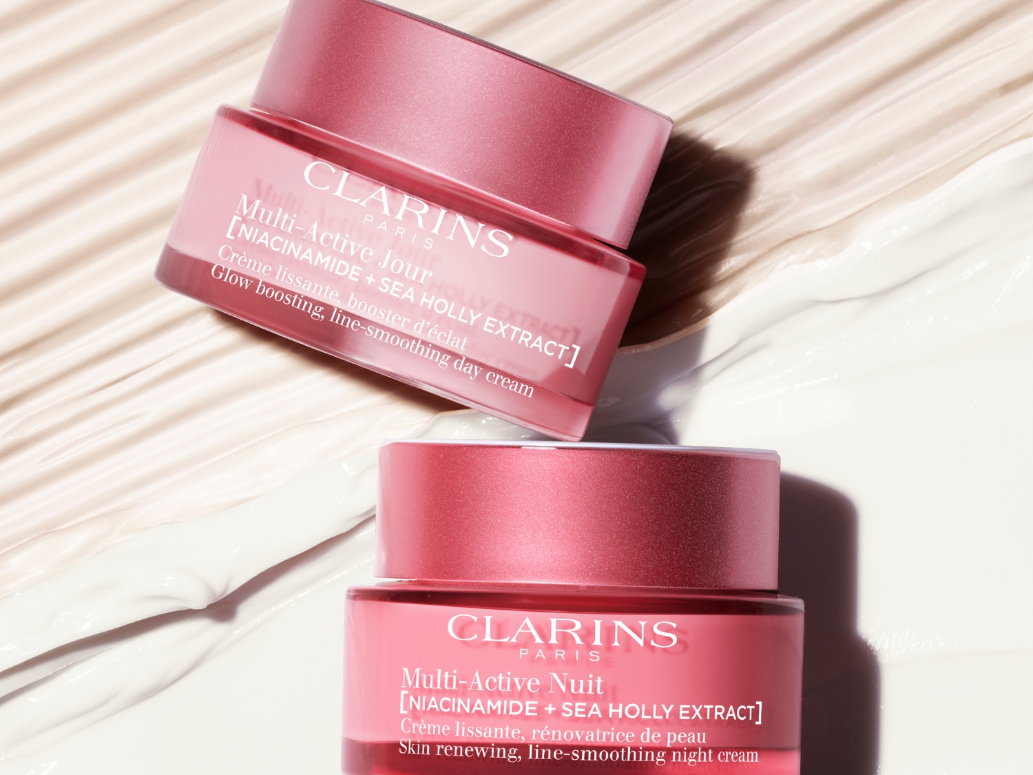 Voici les crèmes de jour et de nuit Multi-Active de Clarins, infusées de niacinamide et d'extrait de houx marin pour lisser et renouveler la peau.