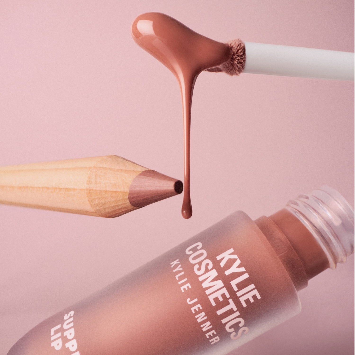 A Kylie Cosmetics ajaktermékcsaládja rózsaszín árnyalatokban pompázik, beleértve egy ajakceruzát és egy szájfényt, melyek tökéletes összhangot teremtenek.