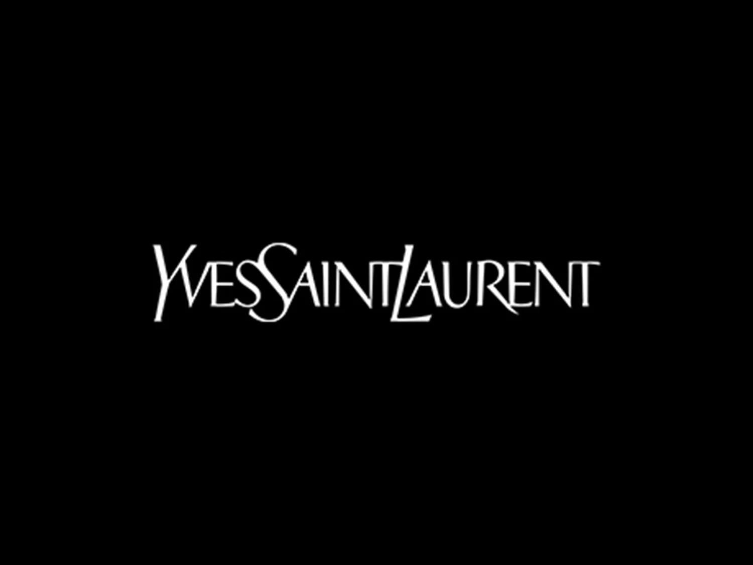 Yves Saint Laurent logotipas baltomis raidėmis ant juodo fono – elegancijos ir prabangos simbolis.