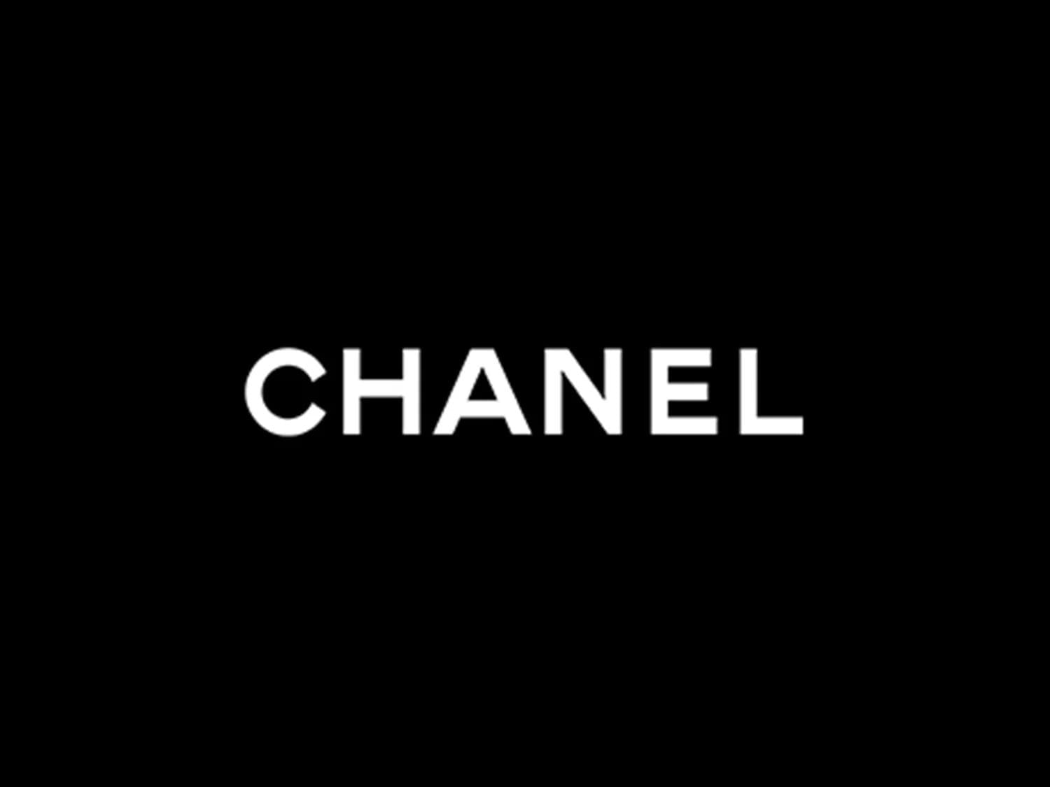 Juodame fone baltas „Chanel“ logotipas.