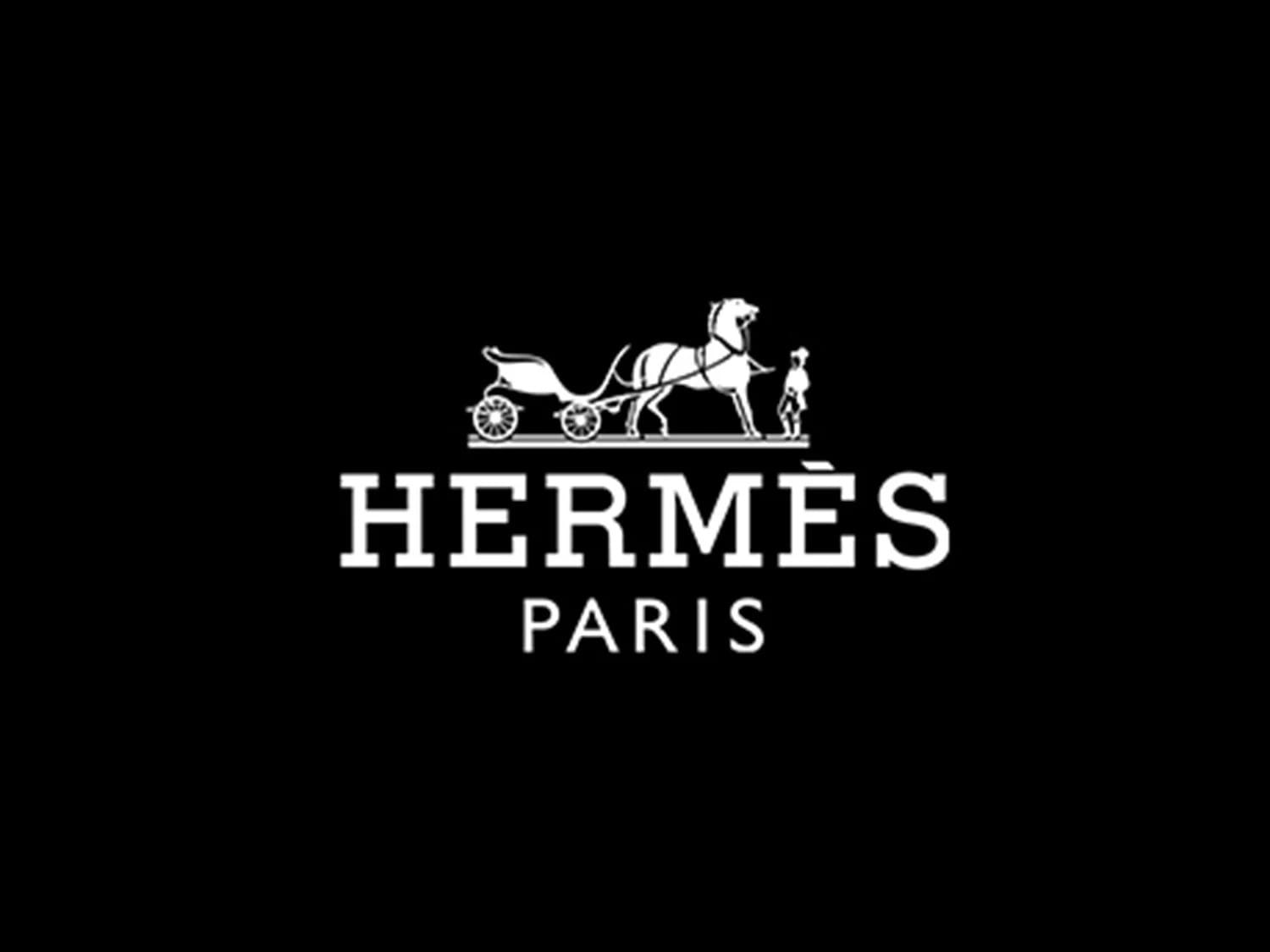 Juodame fone baltas „Hermès Paris“ logotipas su vežimu, traukiamu arklio, ir žmogaus figūra.