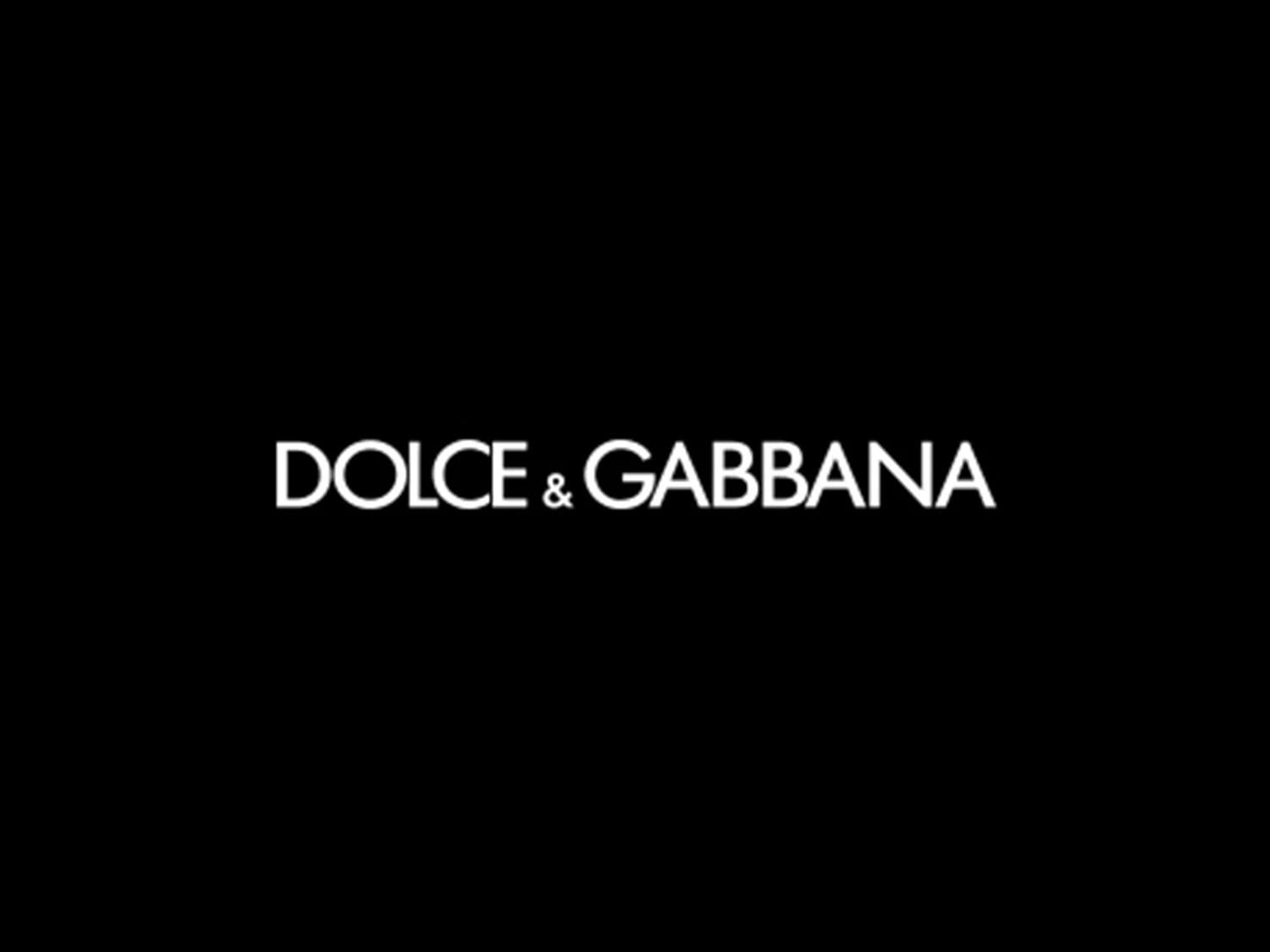 Juodame fone baltas „Dolce & Gabbana“ logotipas.