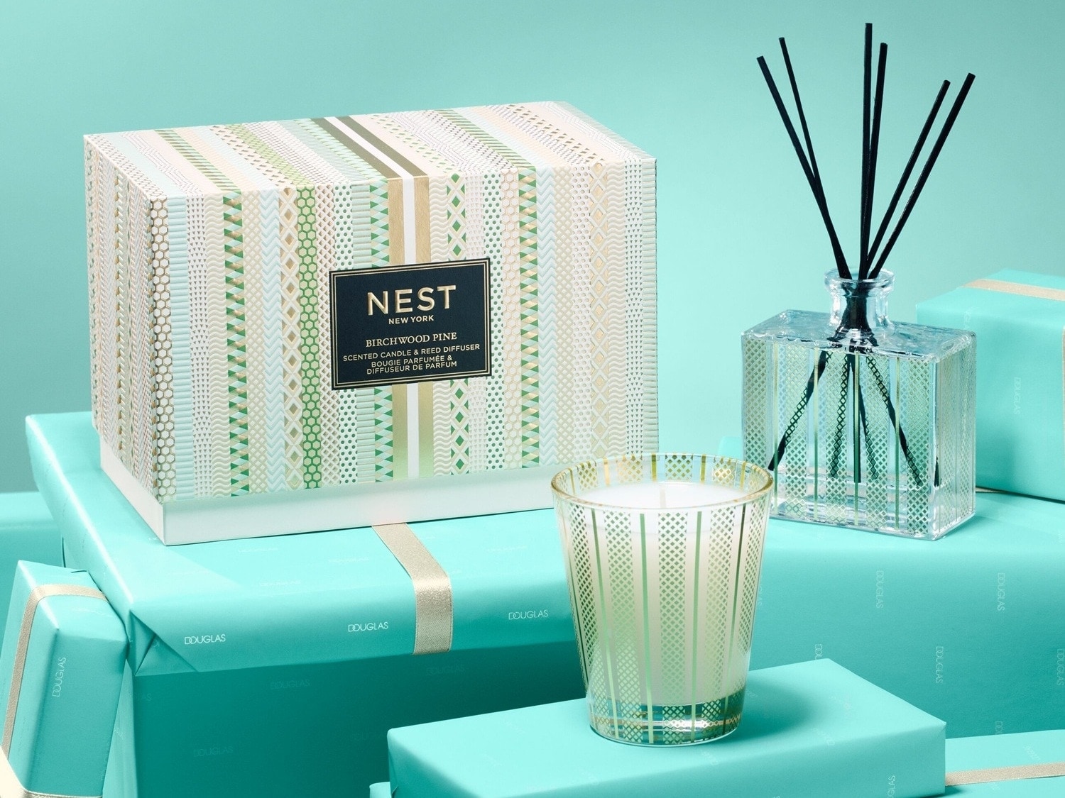 Darčeková súprava Nest New York Birchwood Pine obsahuje vonnú sviečku a difuzér s trstinou v ozdobnom balení.