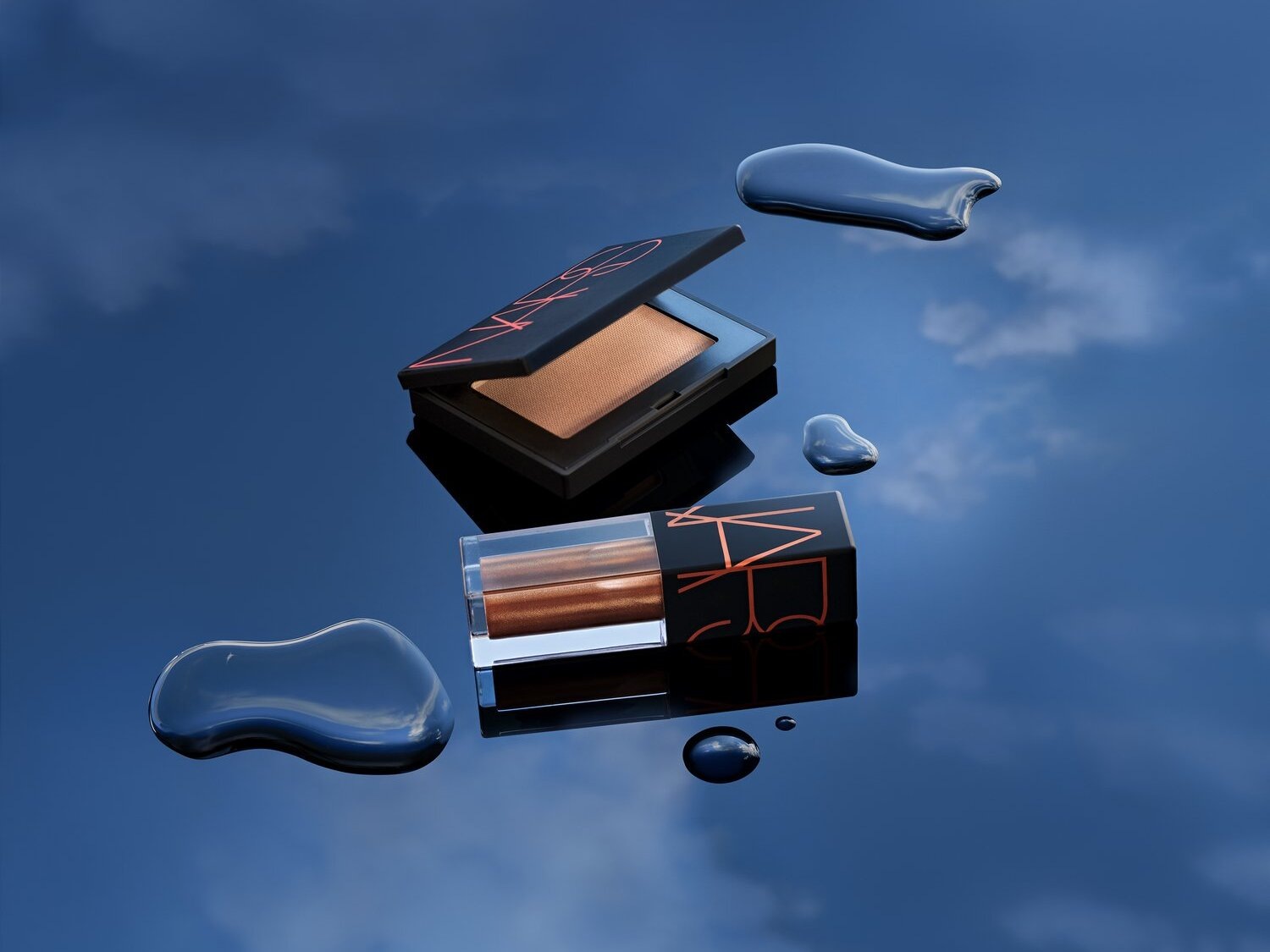 NARS präsentiert Lidschatten und Lipgloss in Bronze- und Goldtönen, umgeben von Wassertropfen, die einen Hauch von Frische und Glanz verleihen.