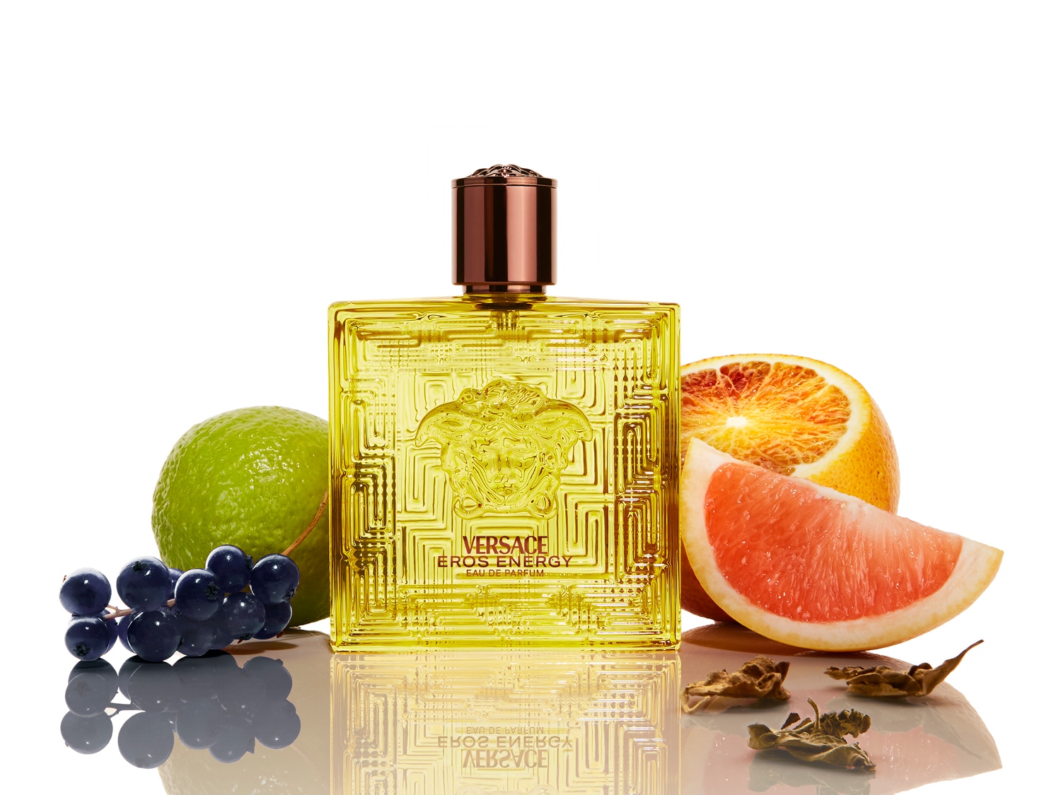 Découvrez le parfum Versace Eros Energy dans son flacon jaune éclatant, accompagné de notes fraîches d'agrumes et de raisin pour une sensation énergisante.