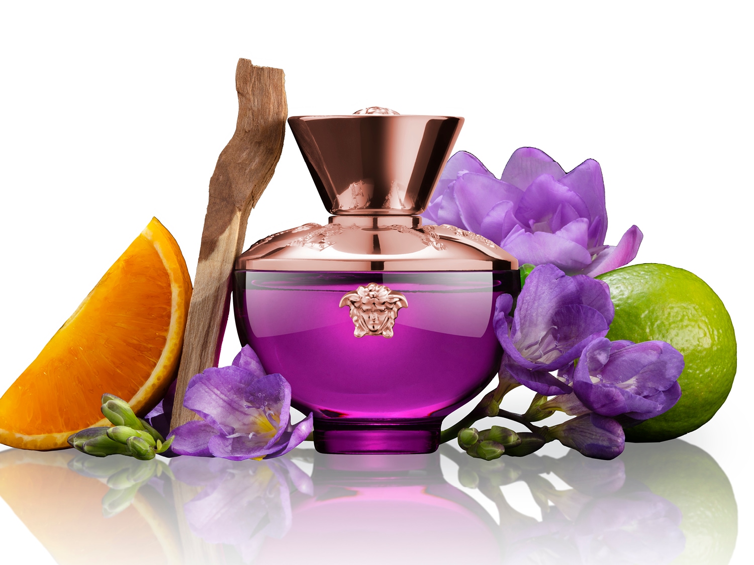 Découvrez le parfum Versace dans son flacon violet, orné d'une tête de Méduse dorée, entouré d'une orange juteuse, d'un citron vert frais et de délicates fleurs violettes.