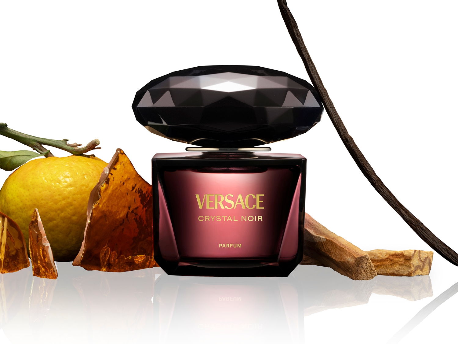 Le parfum Versace Crystal Noir dans un flacon rouge foncé avec un bouchon noir facetté, entouré de notes d'agrumes, d'ambre et de vanille.