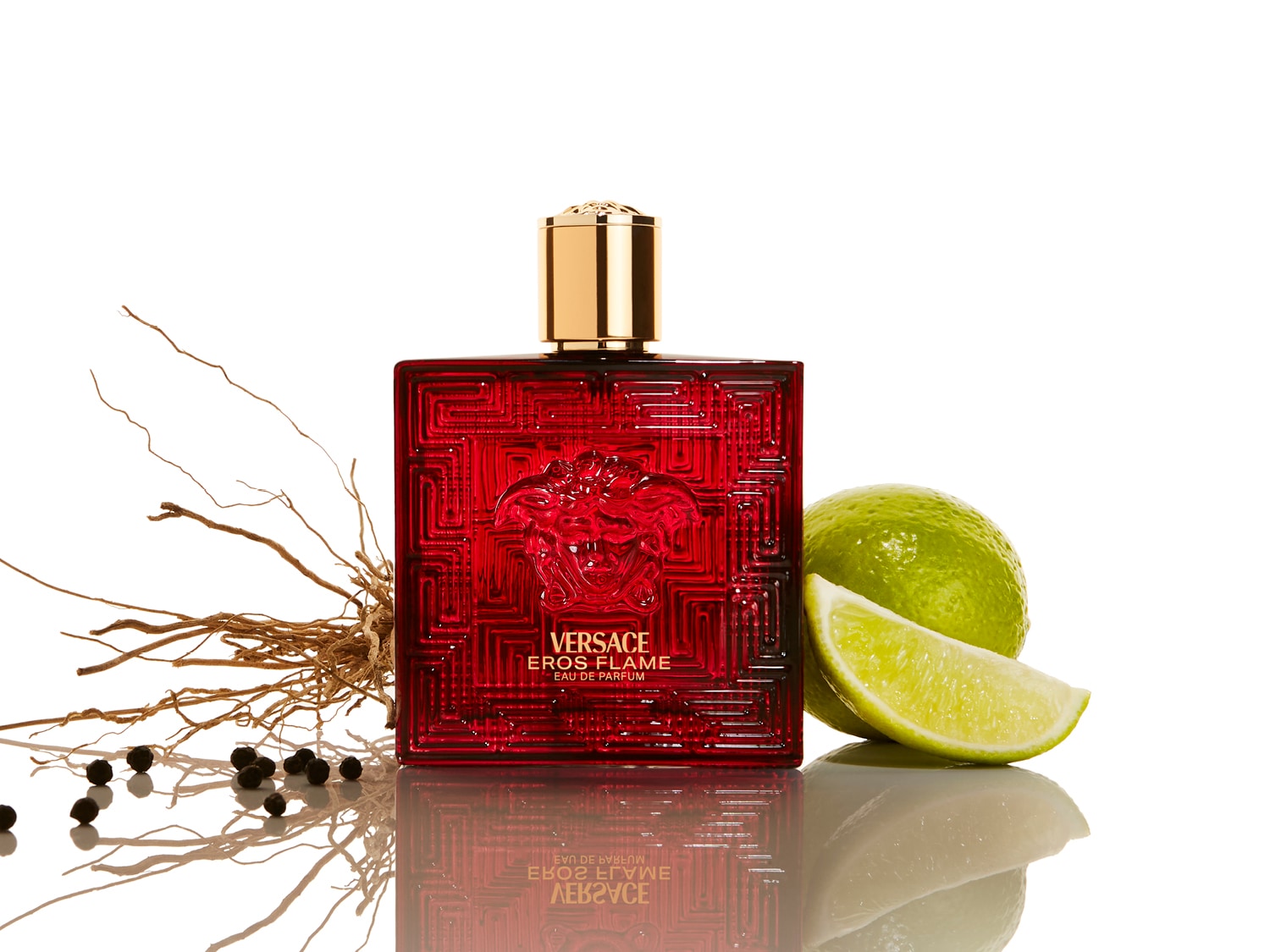 Découvrez Versace Eros Flame, une eau de parfum rouge passionnée dans un flacon orné du symbole de la Méduse, accompagnée de notes fraîches de citron vert.