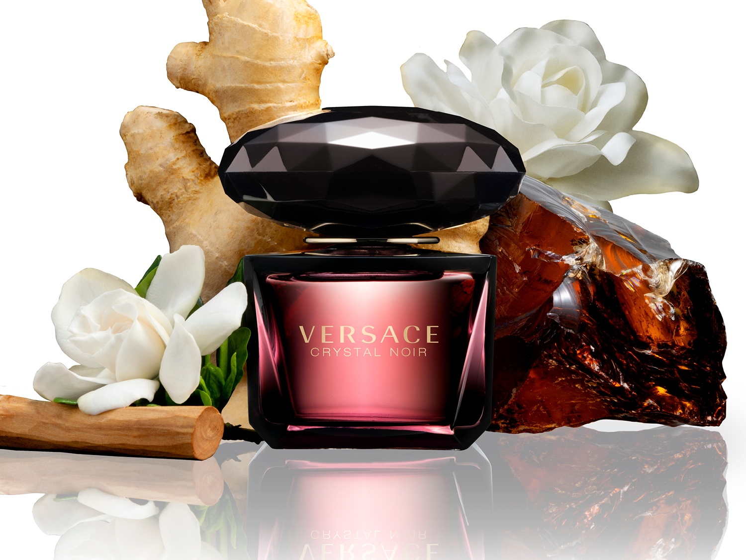 Découvrez le parfum Versace Crystal Noir, un parfum captivant aux notes de gingembre, de gardénia et d'ambre, présenté dans un élégant flacon noir et rose.