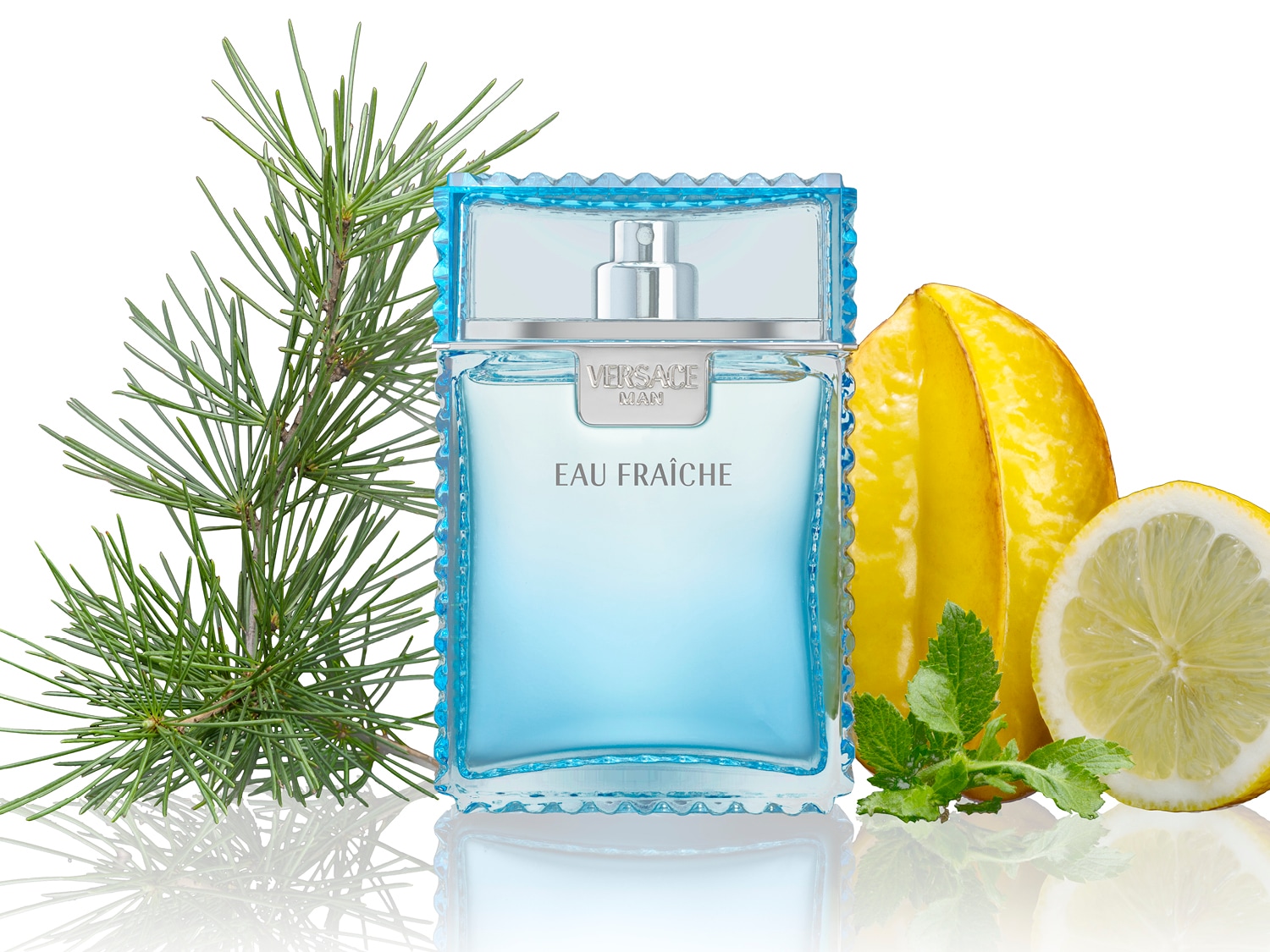 Le parfum Versace Man Eau Fraîche dans un flacon bleu clair, entouré de pin, de carambole et de citron, évoquant un parfum frais et énergisant.