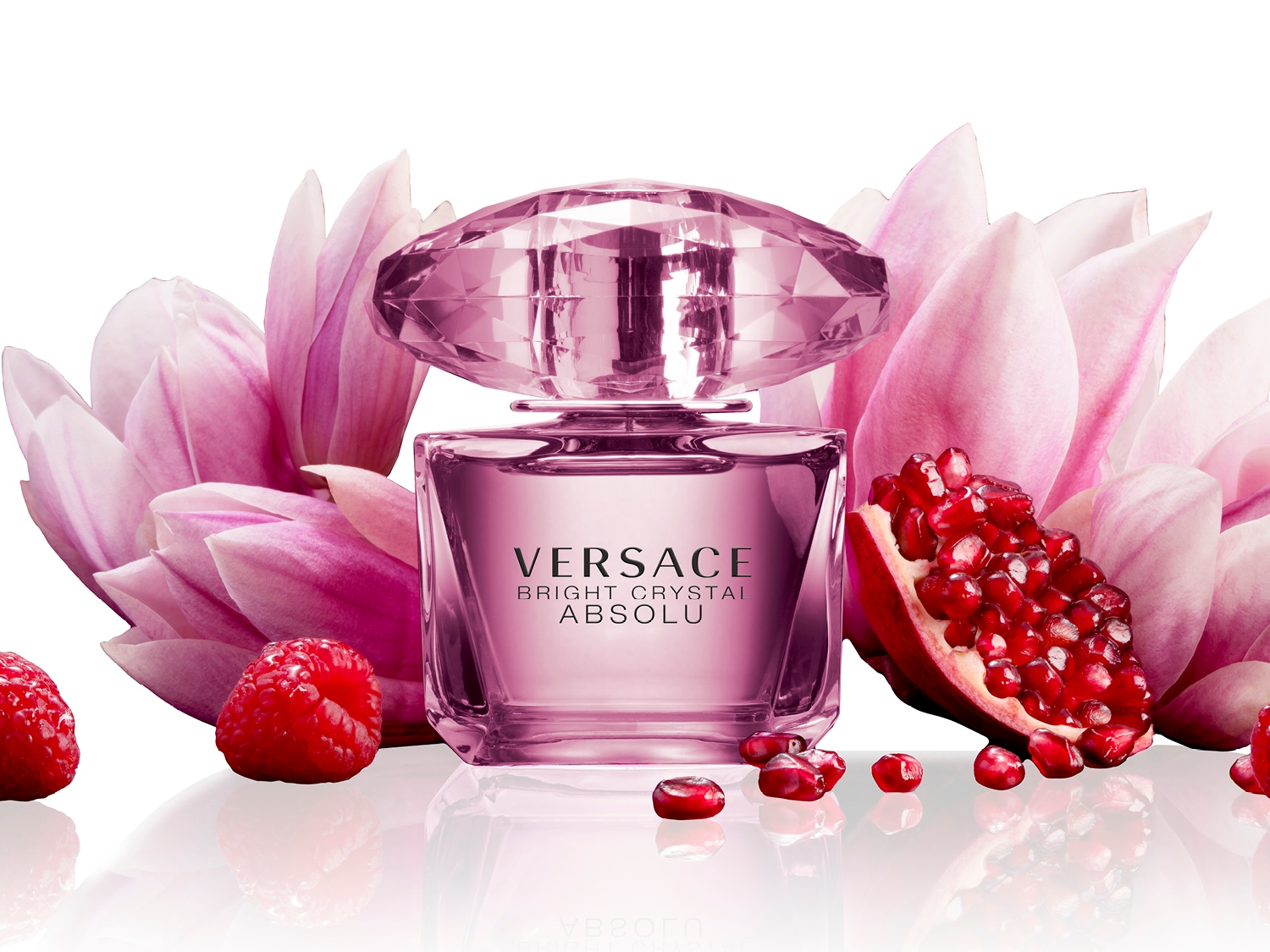Découvrez Versace Bright Crystal Absolu, un parfum floral fruité dans un flacon rose éclatant, entouré de fleurs de magnolia et de fruits rouges juteux.