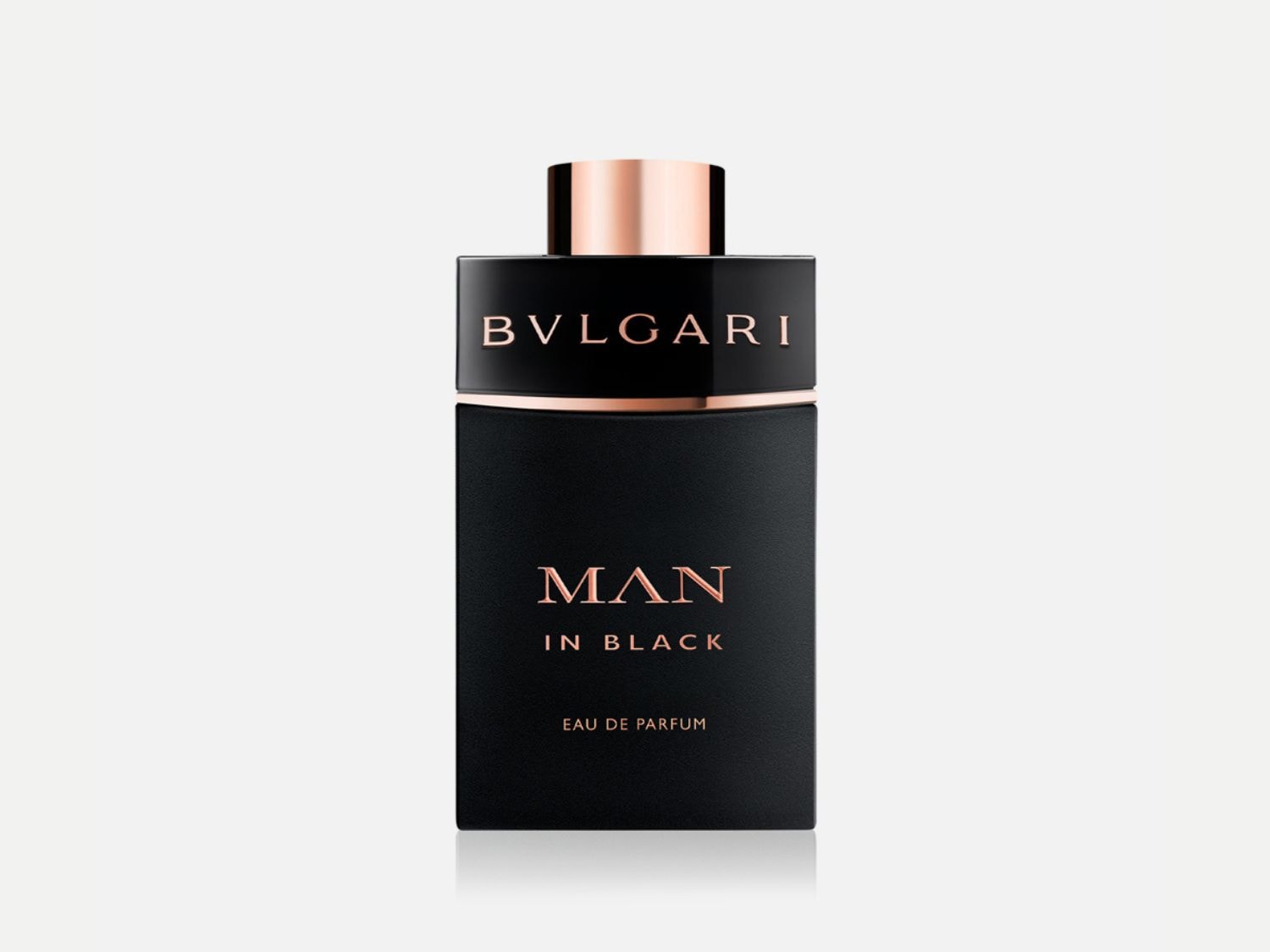 Černý flakon parfému Bvlgari Man in Black Eau de Parfum s růžově zlatým písmem a víčkem.