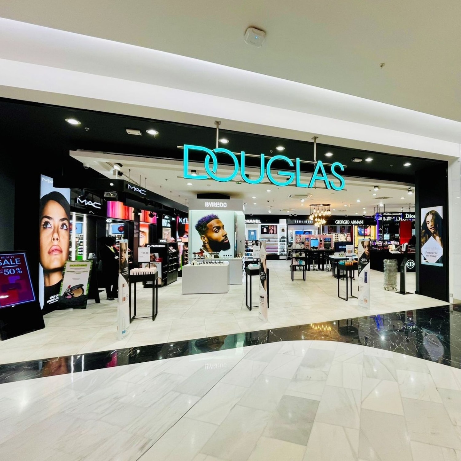 Vstupte do světa krásy v prodejně Douglas, kde na vás čeká široký výběr kosmetiky a parfémů značek jako MAC, Dior a Giorgio Armani.